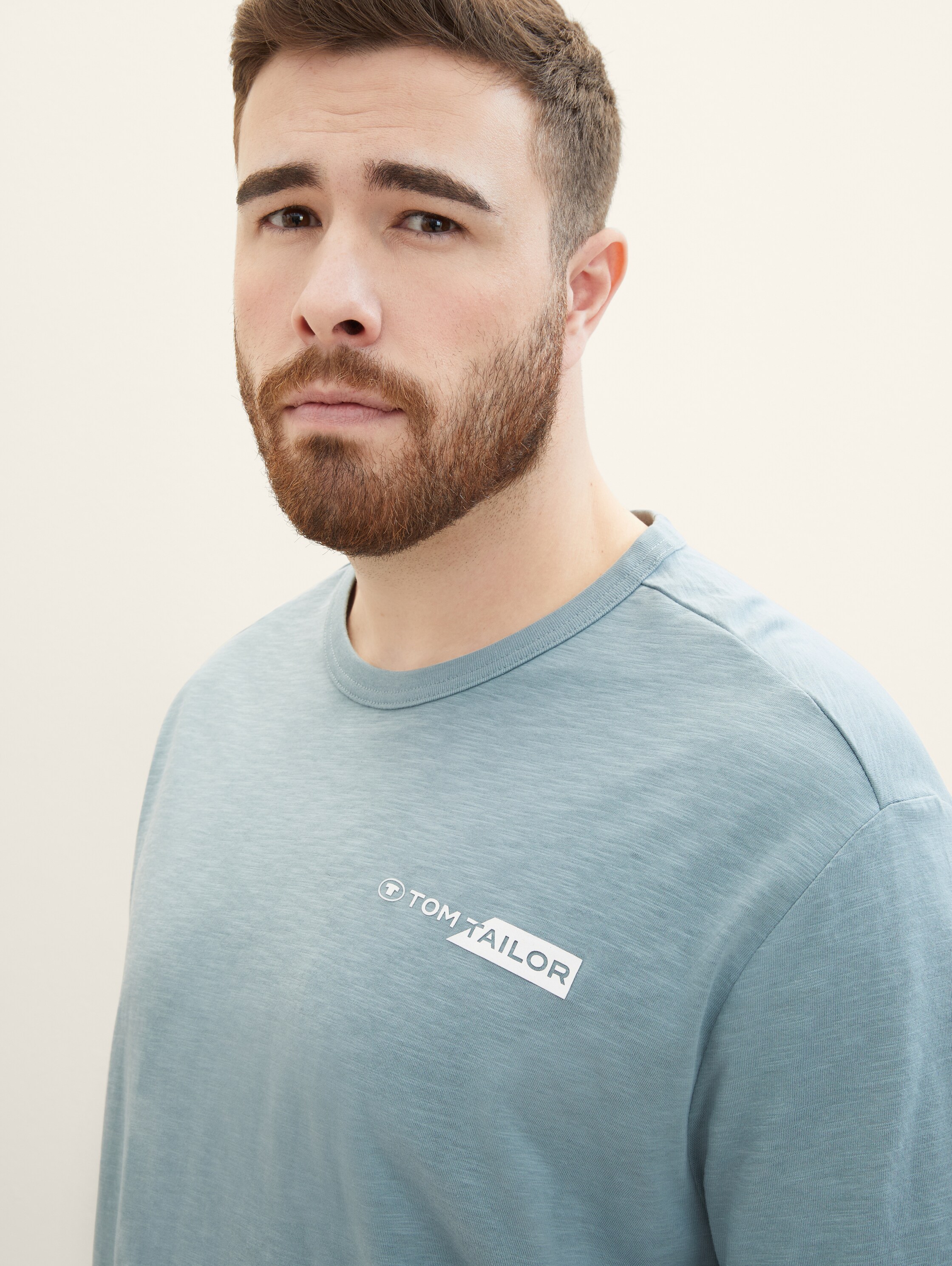 Plus Size - T-Shirt mit Logo Print - grey mint - Detail-Model-Ansicht