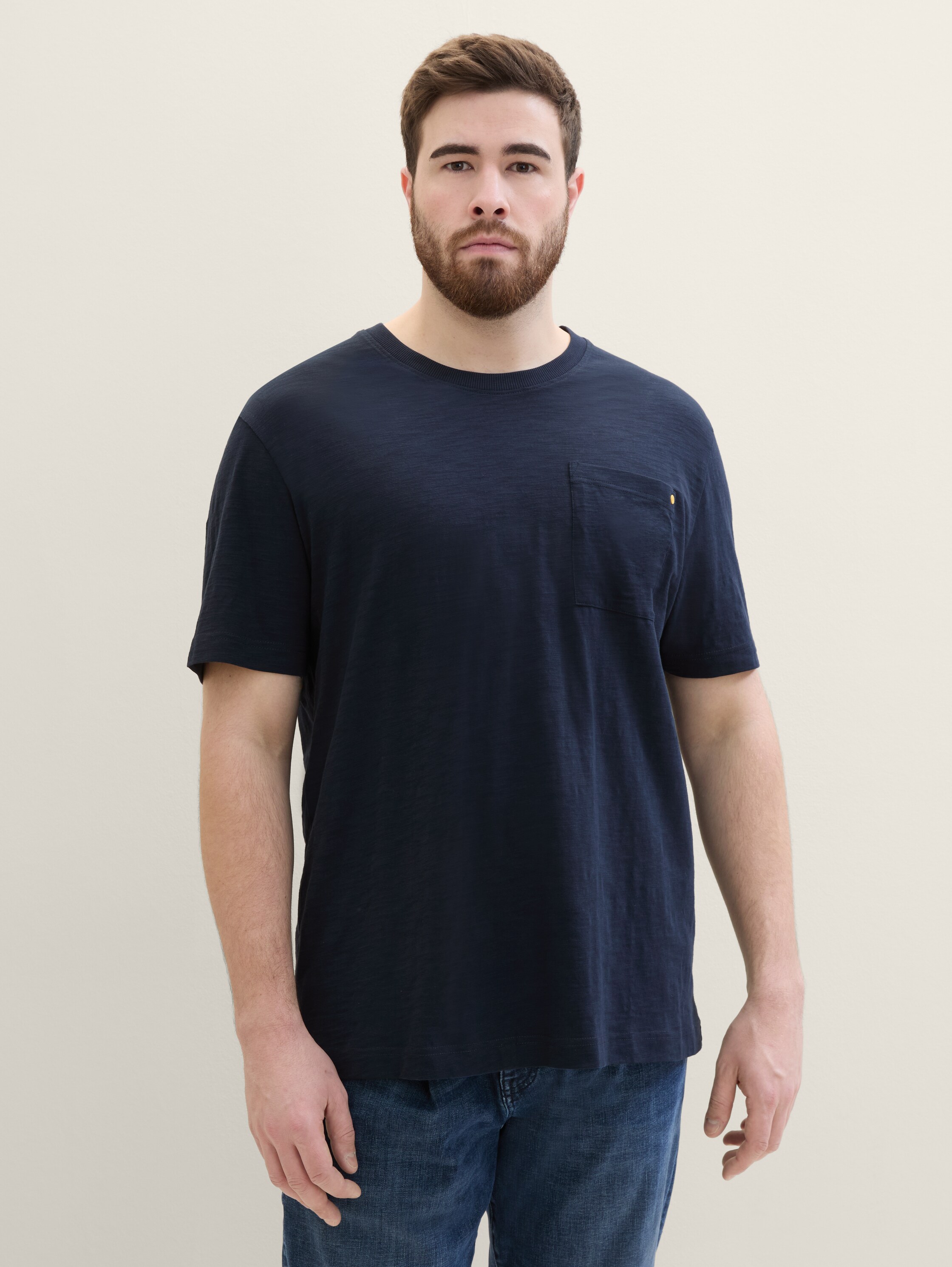 Plus Size - T-Shirt mit Brusttasche - sky captain blue - Ausschnitt Model-Vorderansicht