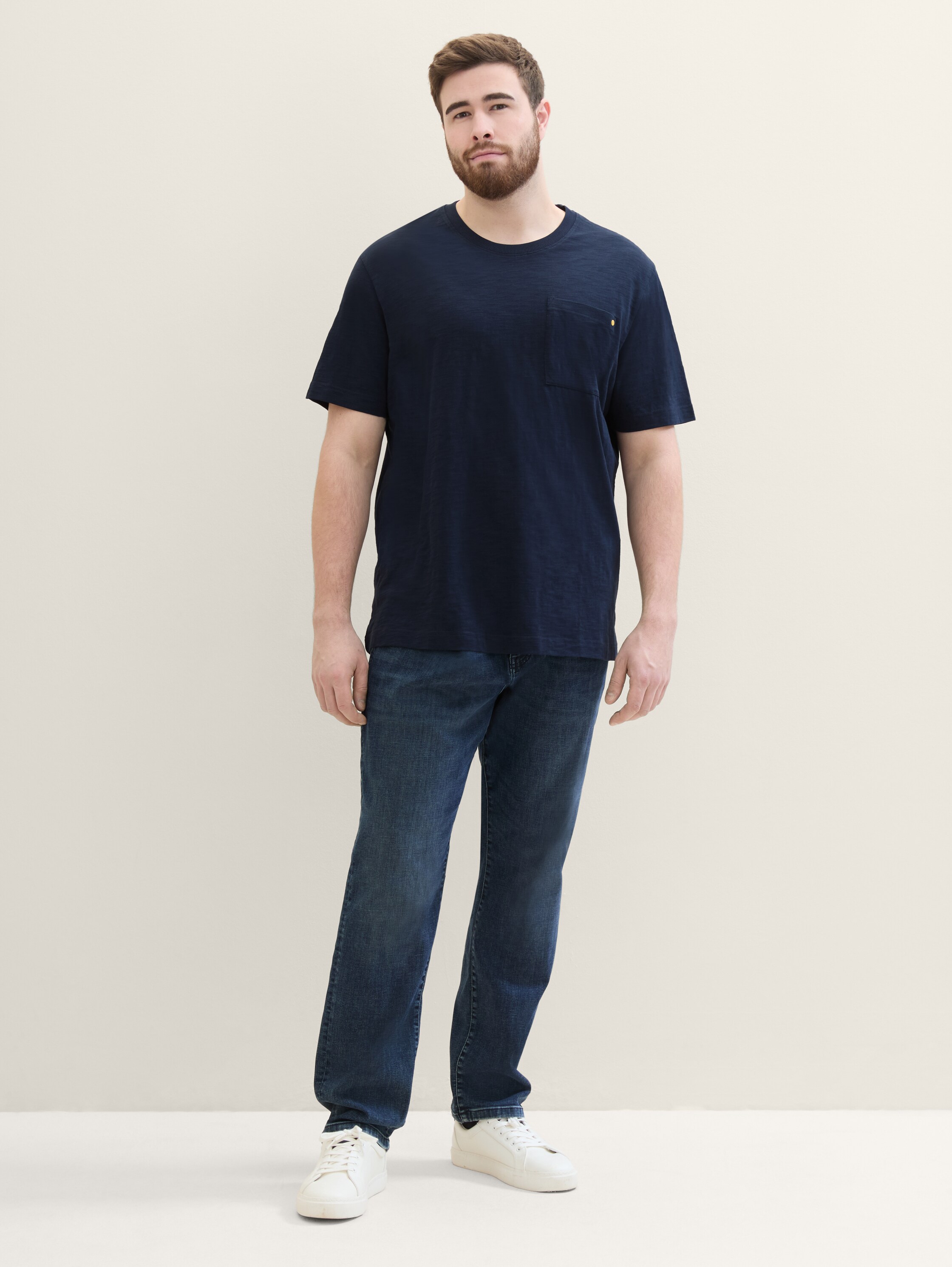 Plus Size - T-Shirt mit Brusttasche - sky captain blue - Model-Vorderansicht