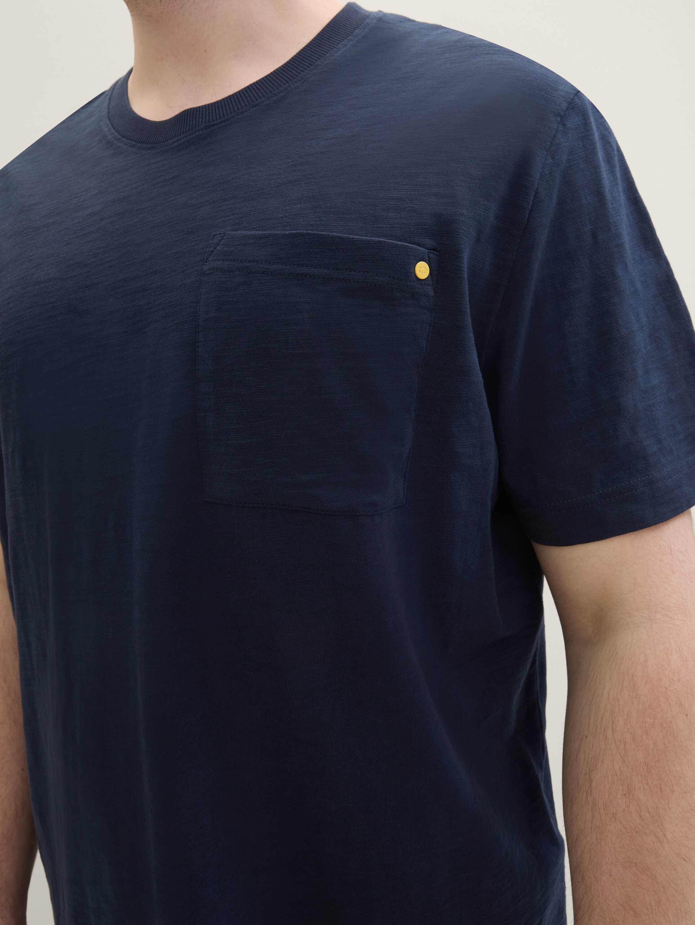 Plus Size - T-Shirt mit Brusttasche - sky captain blue - Detail-Model-Ansicht