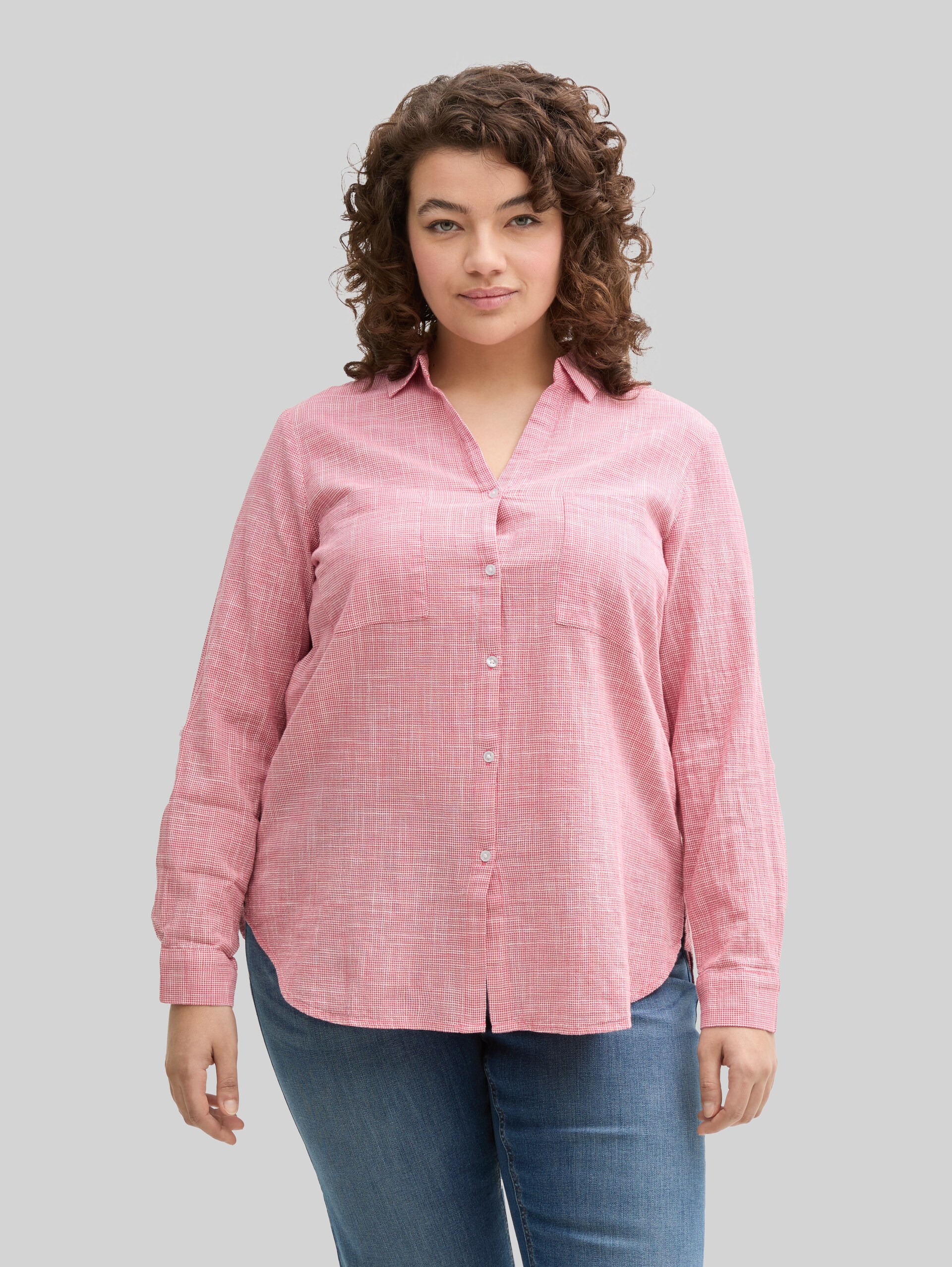Plus Size - Bluse mit Brusttaschen - Berry Red - Ausschnitt Model-Vorderansicht