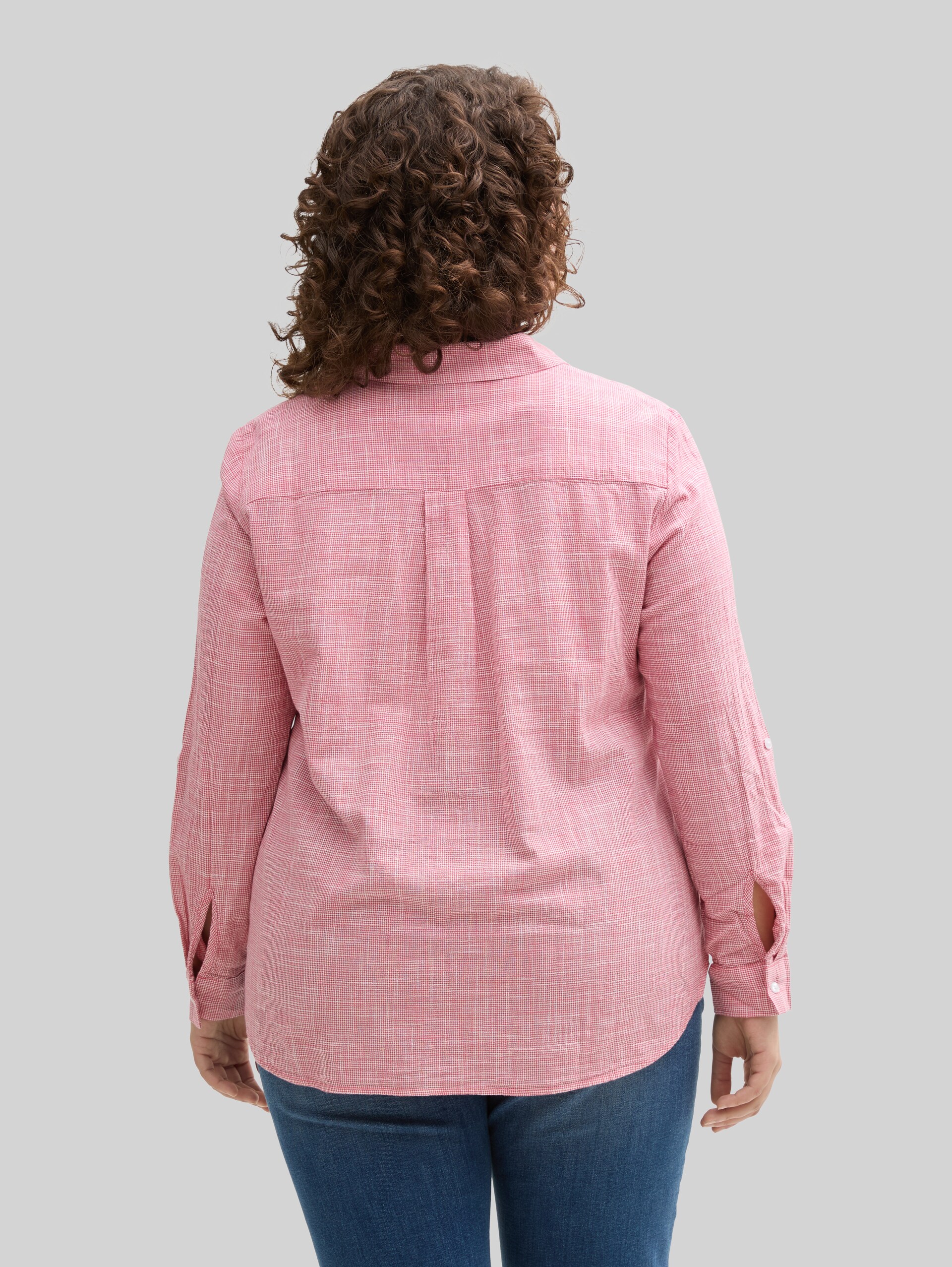 Plus Size - Bluse mit Brusttaschen - Berry Red - Auschnitt Model-Rückansicht