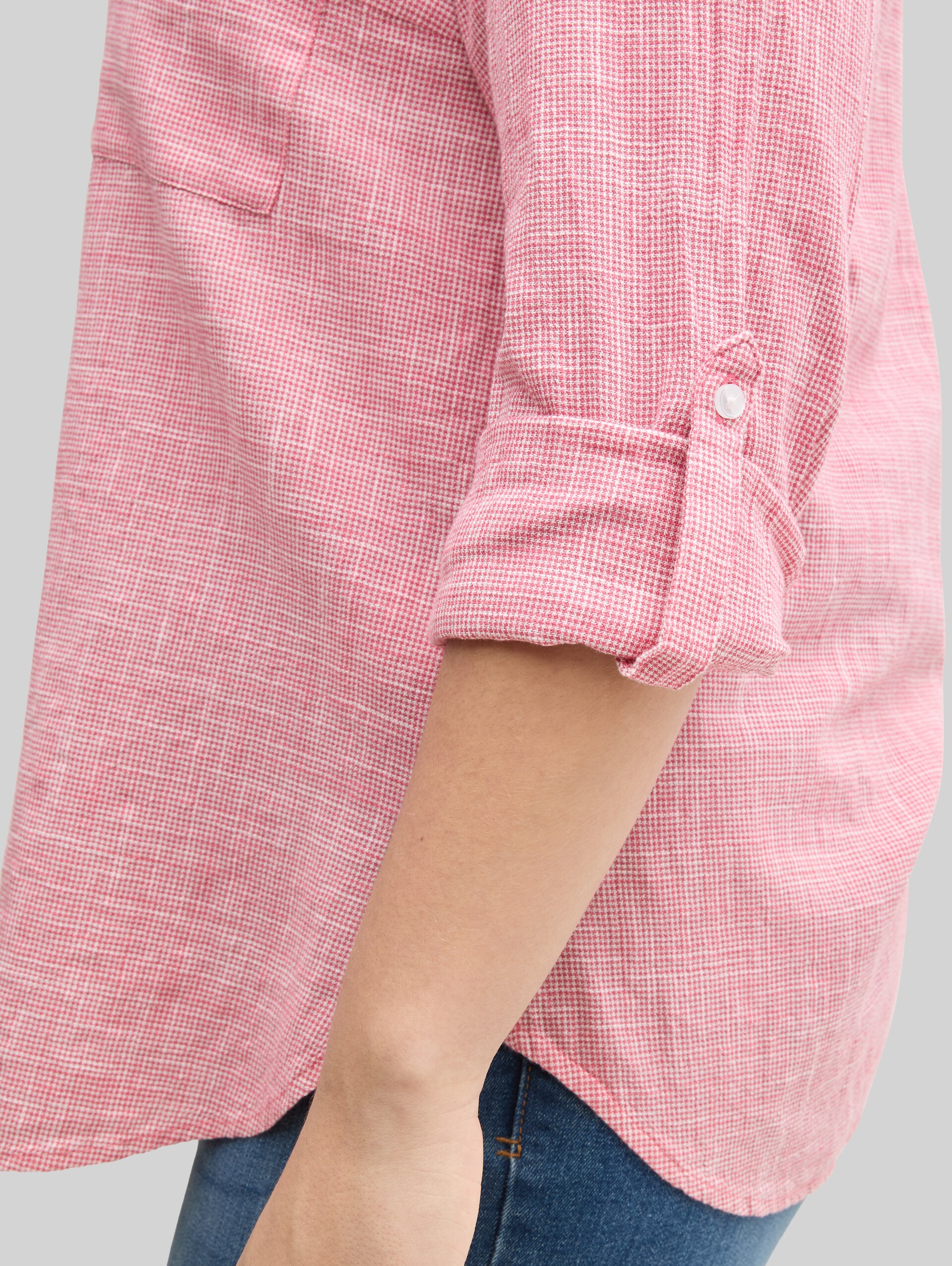 Plus Size - Bluse mit Brusttaschen - Berry Red - Detail-Model-Ansicht