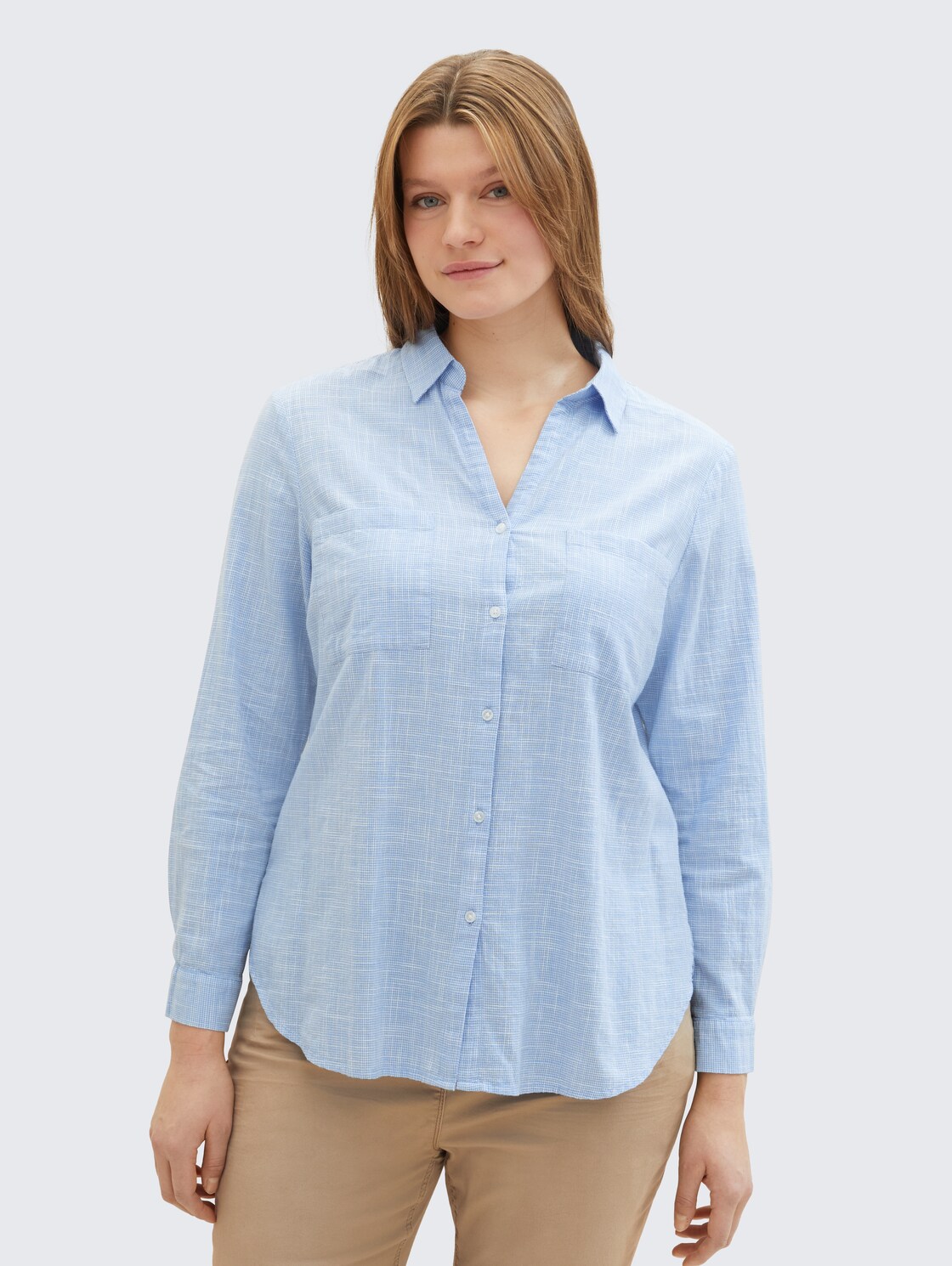 Plus Size - Bluse mit Brusttaschen - dreamy blue - Ausschnitt Model-Vorderansicht