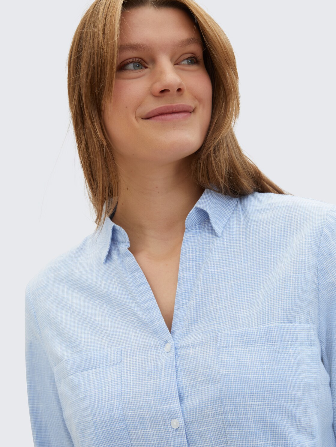 Plus Size - Bluse mit Brusttaschen - dreamy blue - Detail-Model-Ansicht