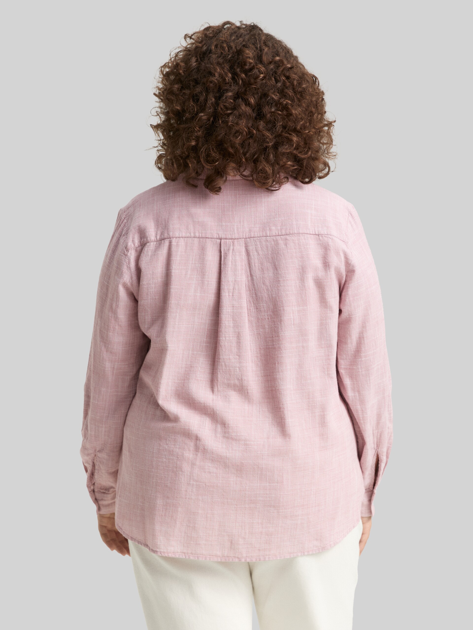 Plus Size - Bluse mit Brusttaschen - wineberry rose - Auschnitt Model-Rückansicht