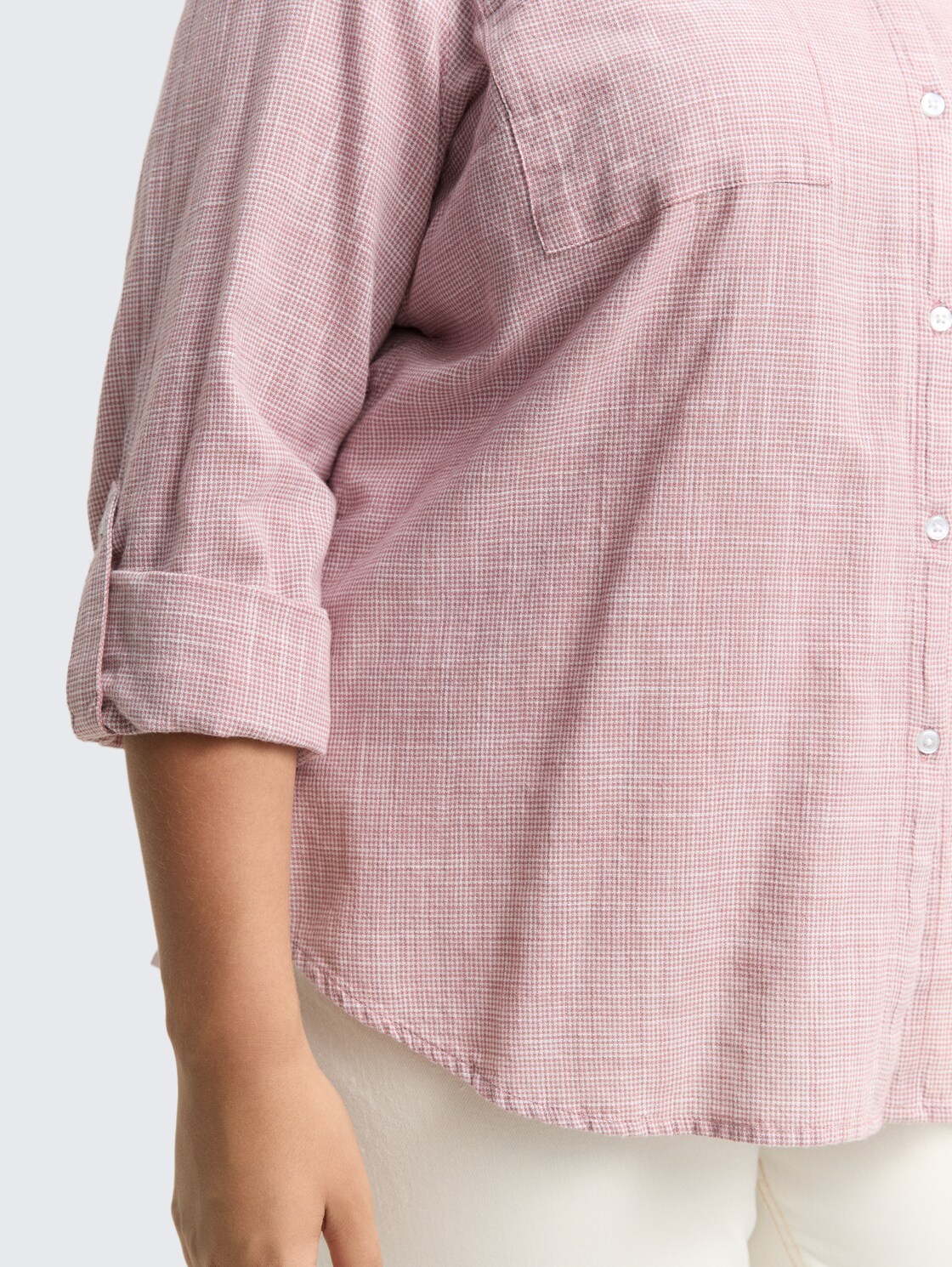 Plus Size - Bluse mit Brusttaschen - wineberry rose - Detail-Model-Ansicht