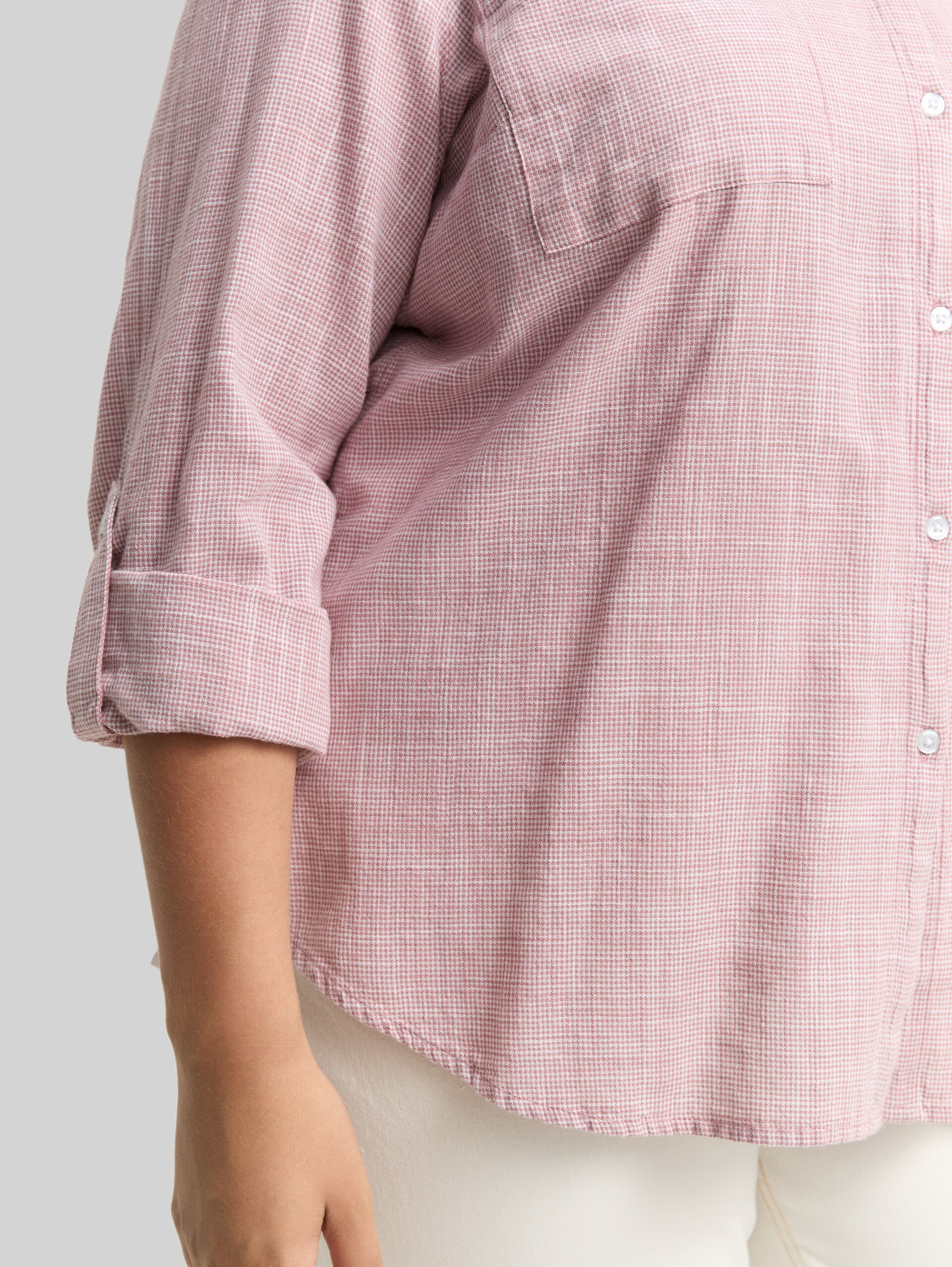 Plus Size - Bluse mit Brusttaschen - wineberry rose - Detail-Model-Ansicht