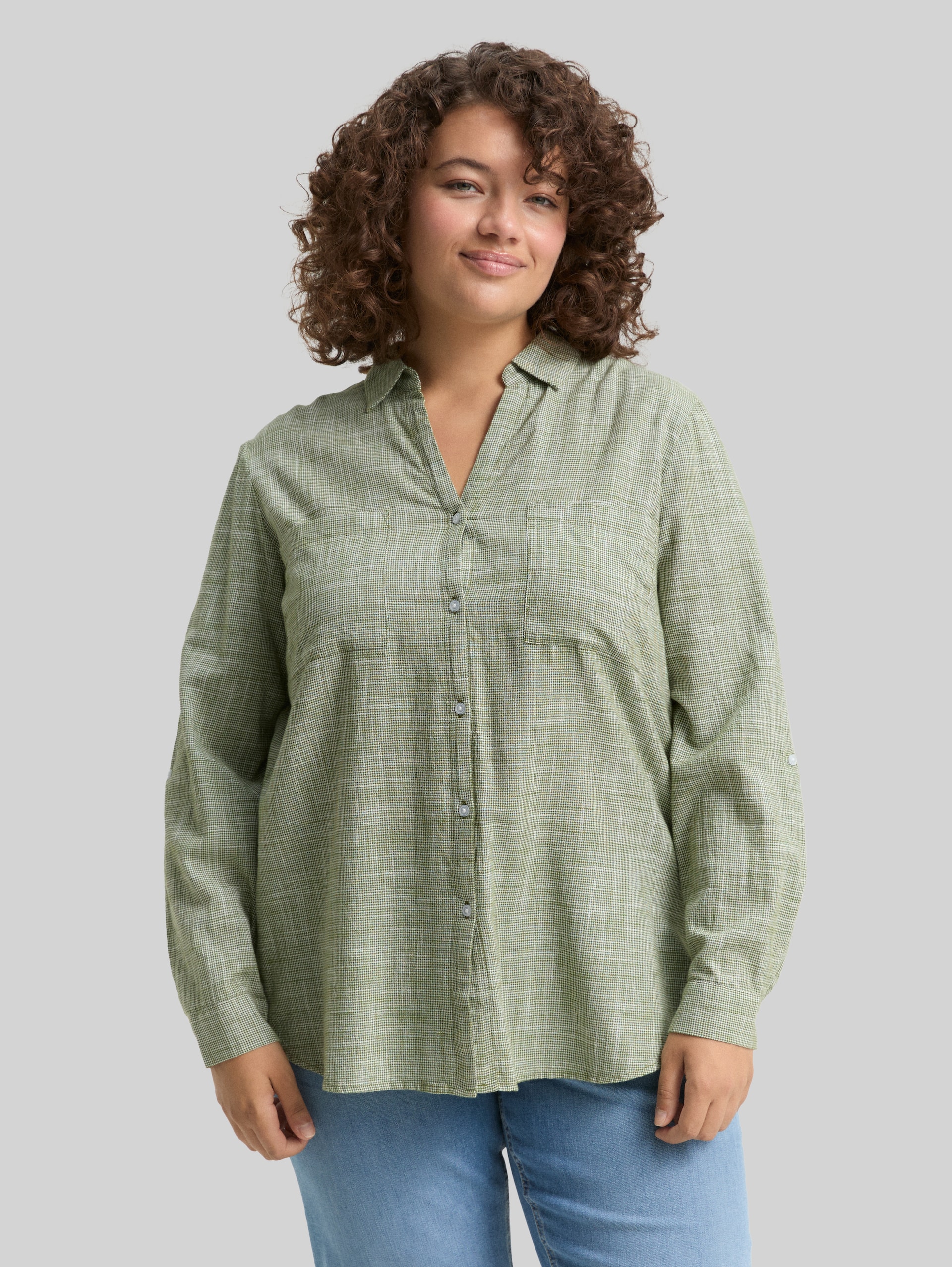 Plus Size - Bluse mit Brusttaschen - deep ivy green - Ausschnitt Model-Vorderansicht