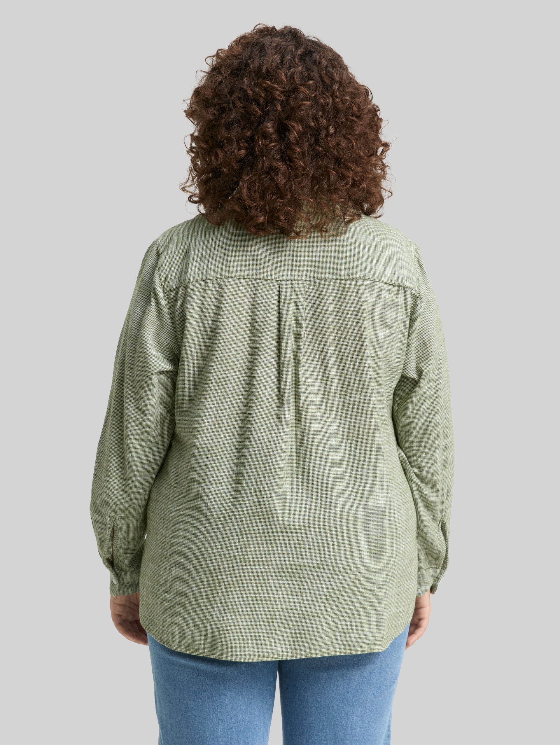 Plus Size - Bluse mit Brusttaschen - deep ivy green - Auschnitt Model-Rückansicht
