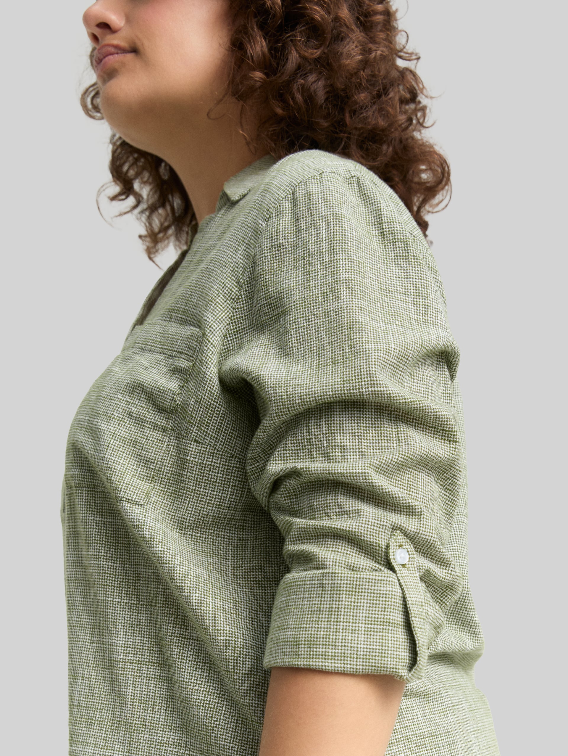 Plus Size - Bluse mit Brusttaschen - deep ivy green - Detail-Model-Ansicht