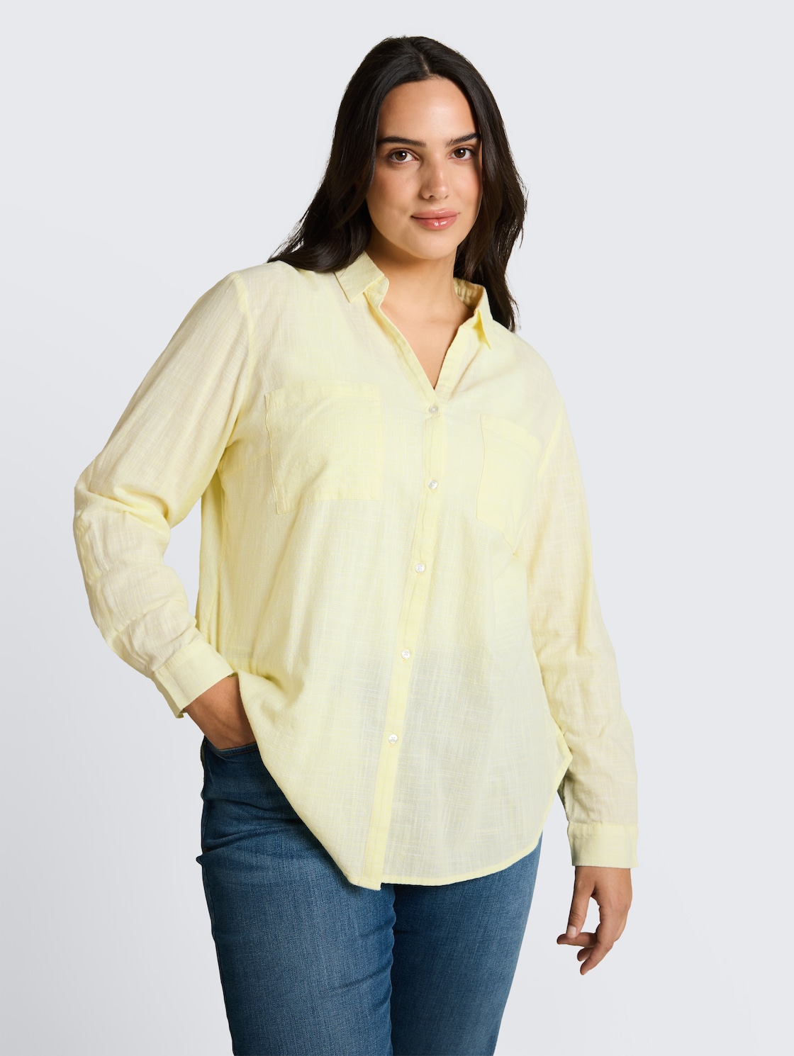 Plus Size - Bluse mit Brusttaschen - soft lemon - Ausschnitt Model-Vorderansicht