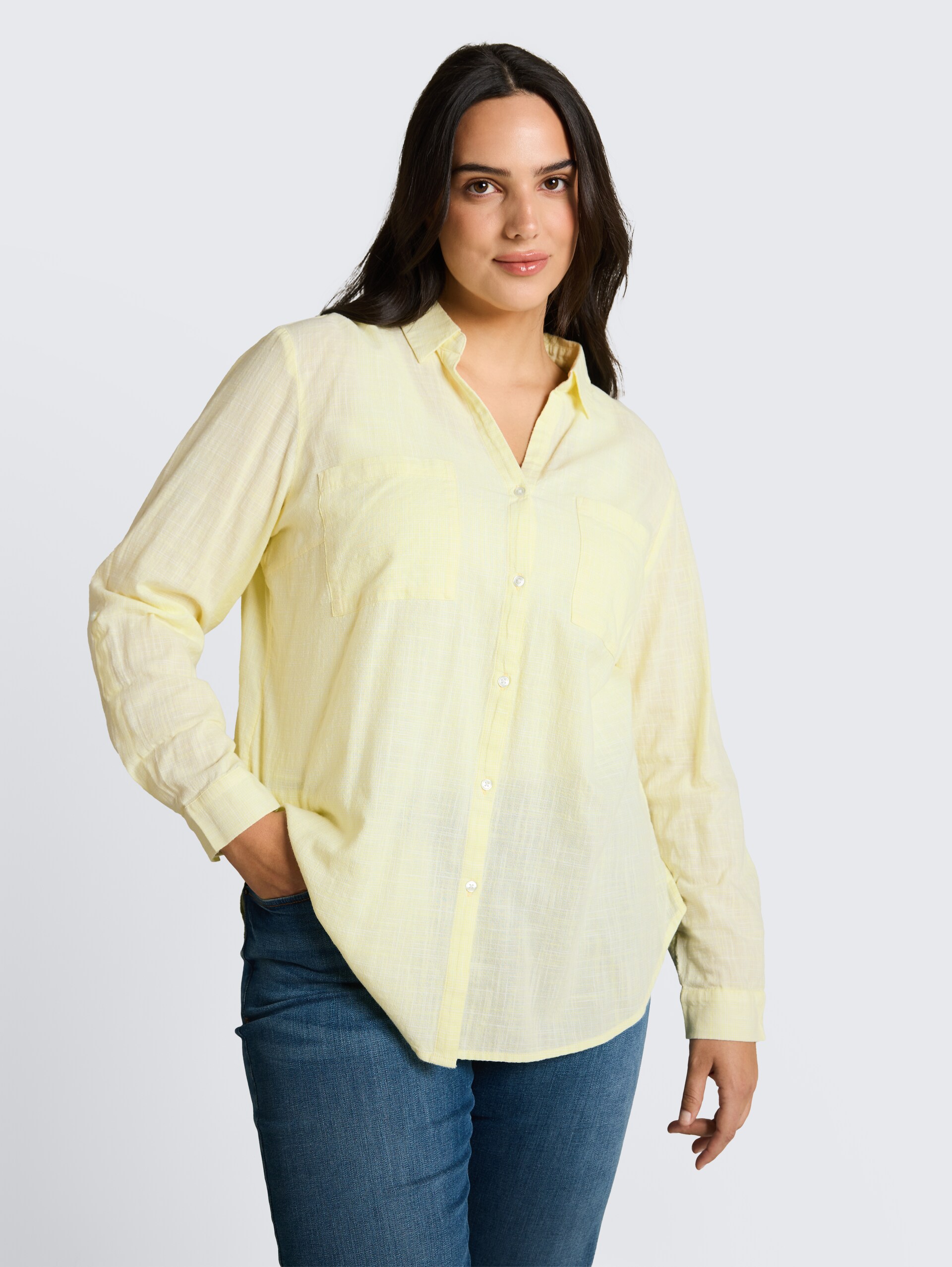 Plus Size - Bluse mit Brusttaschen - soft lemon - Ausschnitt Model-Vorderansicht
