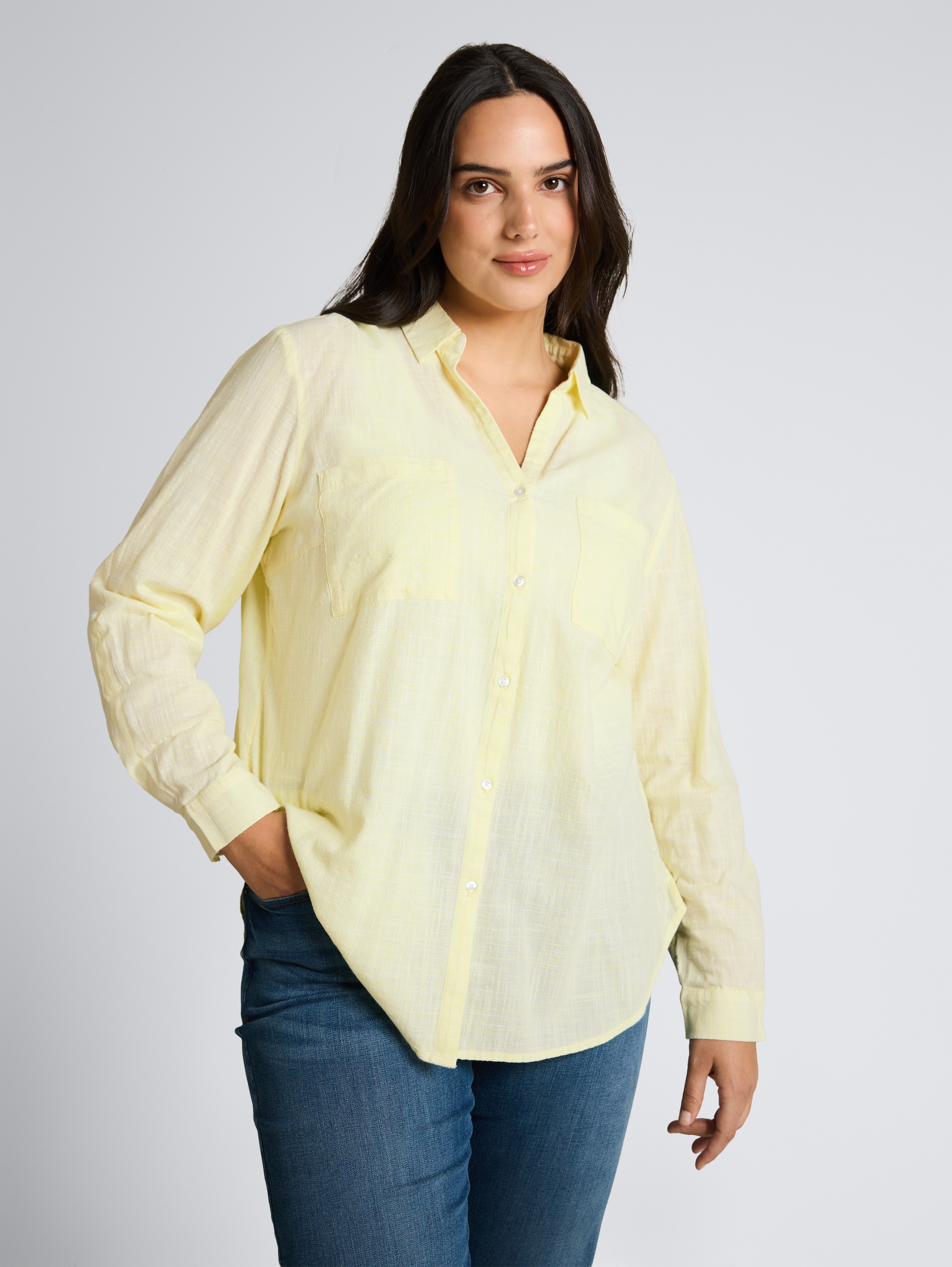 Plus Size - Bluse mit Brusttaschen - soft lemon - Ausschnitt Model-Vorderansicht