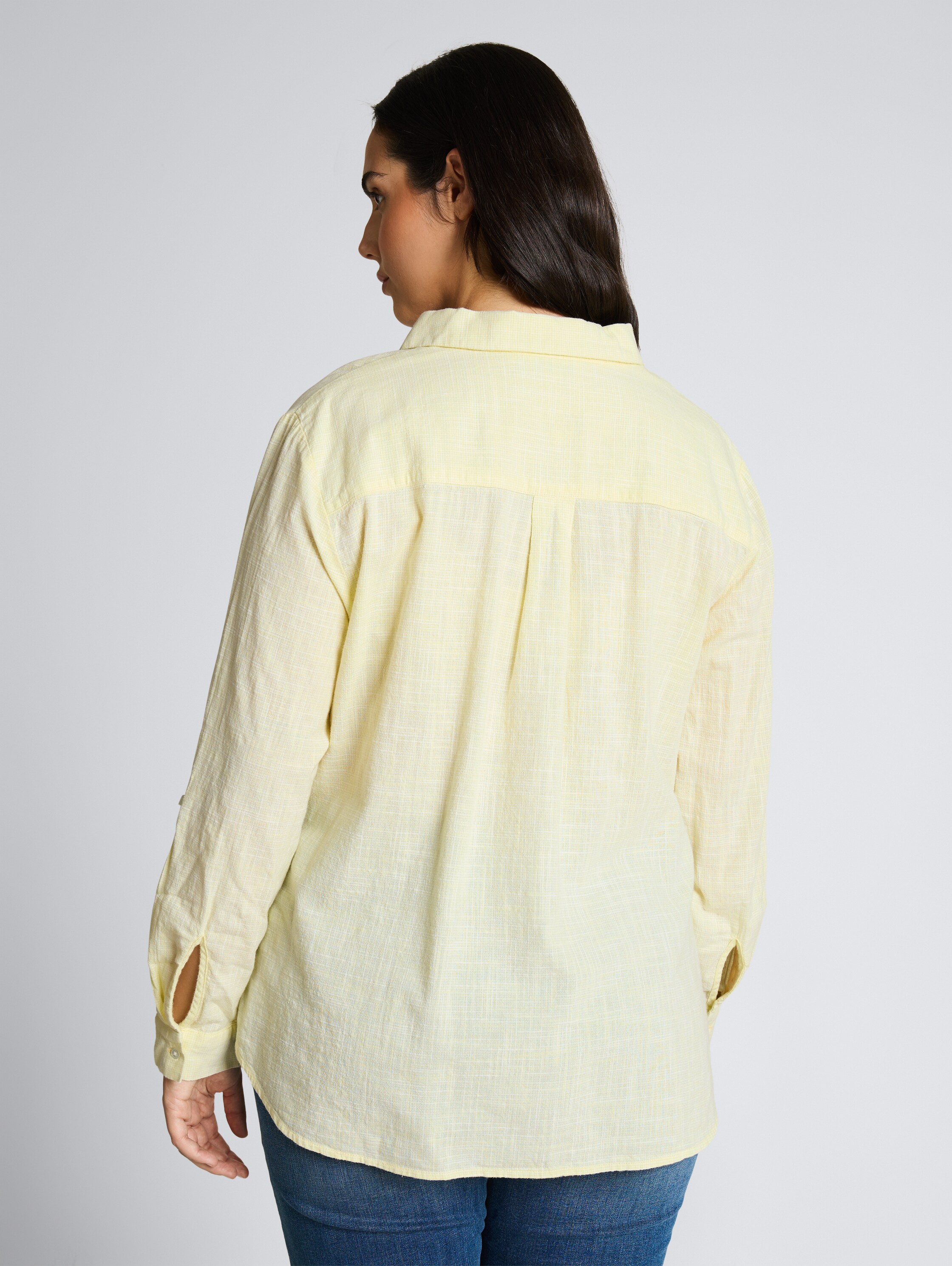 Plus Size - Bluse mit Brusttaschen - soft lemon - Auschnitt Model-Rückansicht