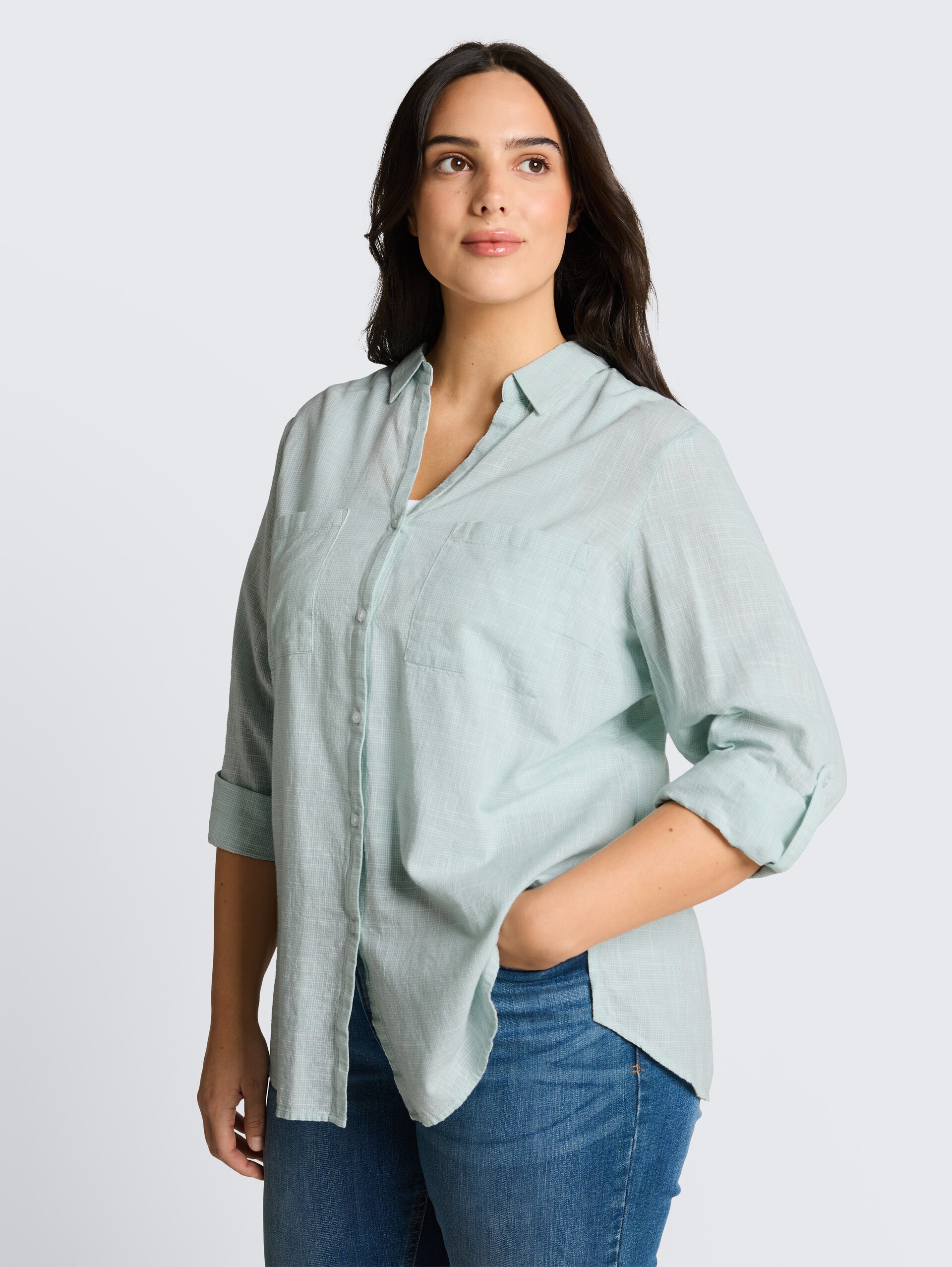 Plus Size - Bluse mit Brusttaschen - new blue haze - Ausschnitt Model-Vorderansicht