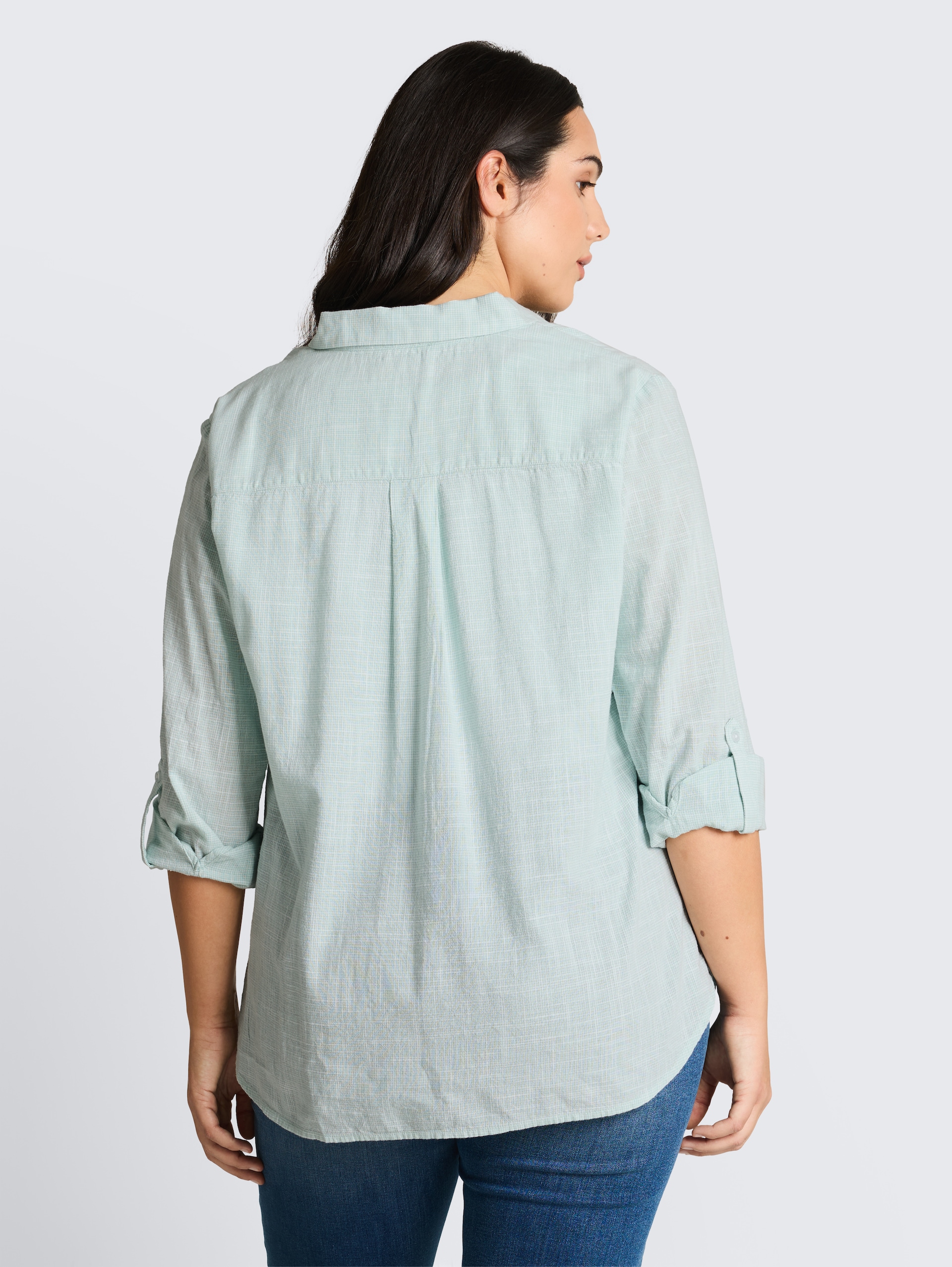 Plus Size - Bluse mit Brusttaschen - new blue haze - Auschnitt Model-Rückansicht