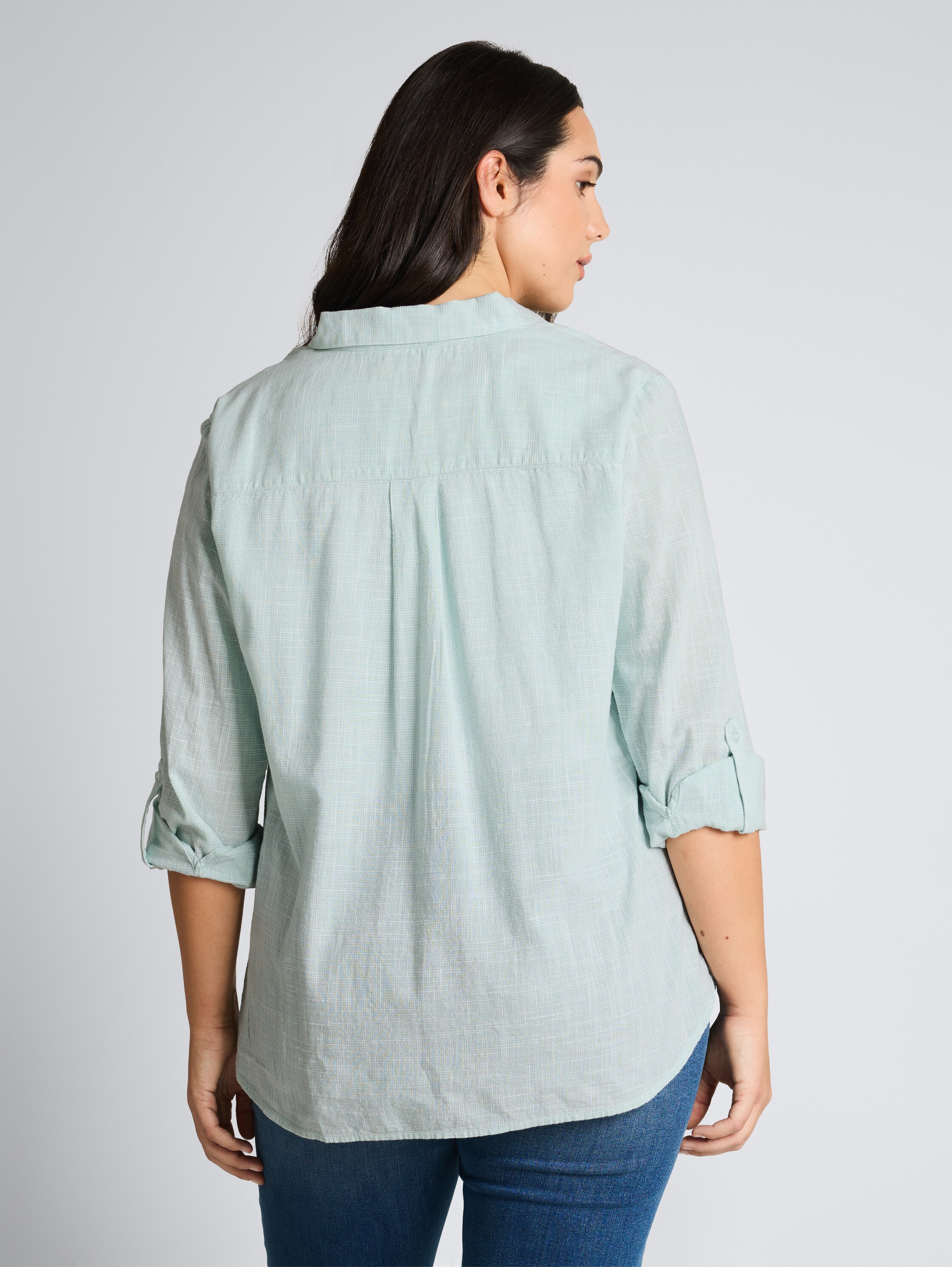 Plus Size - Bluse mit Brusttaschen - new blue haze - Auschnitt Model-Rückansicht