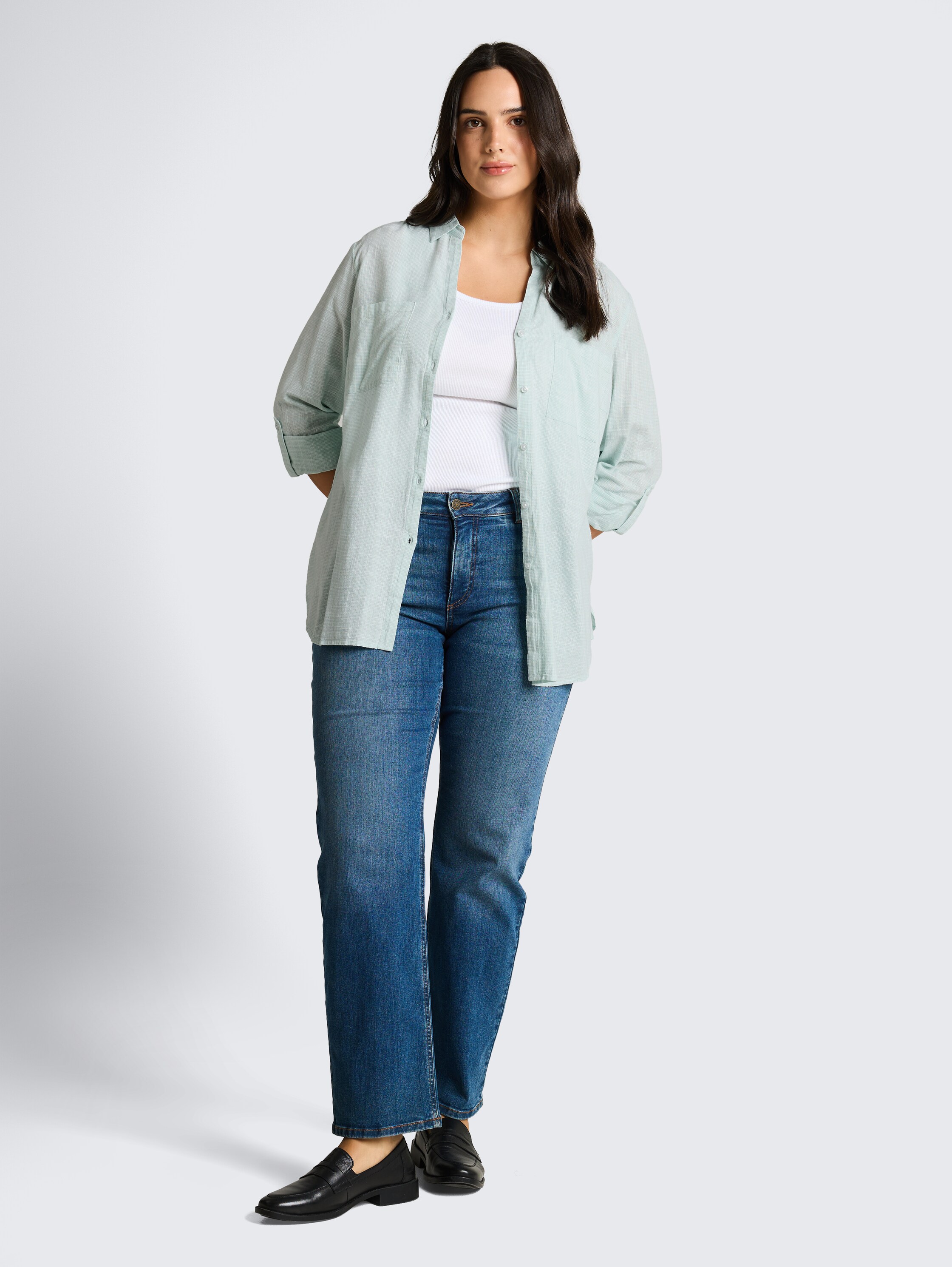 Plus Size - Bluse mit Brusttaschen - new blue haze - Model-Vorderansicht