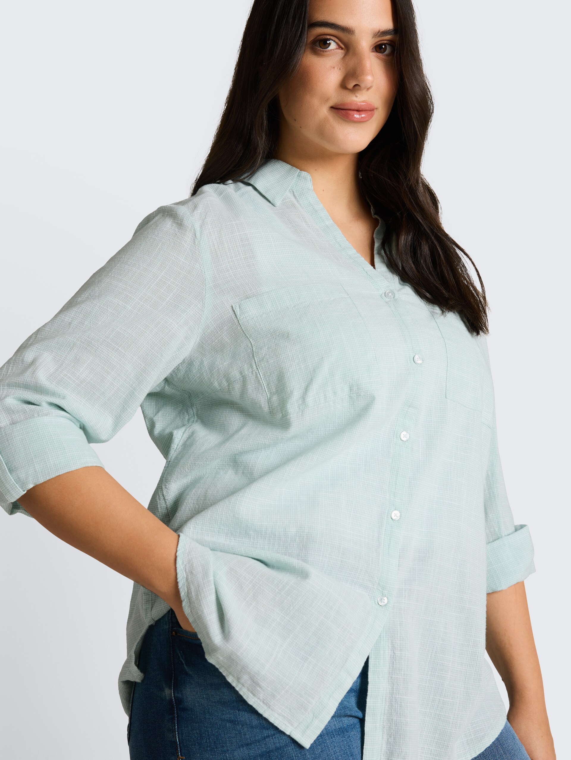 Plus Size - Bluse mit Brusttaschen - new blue haze - Detail-Model-Ansicht