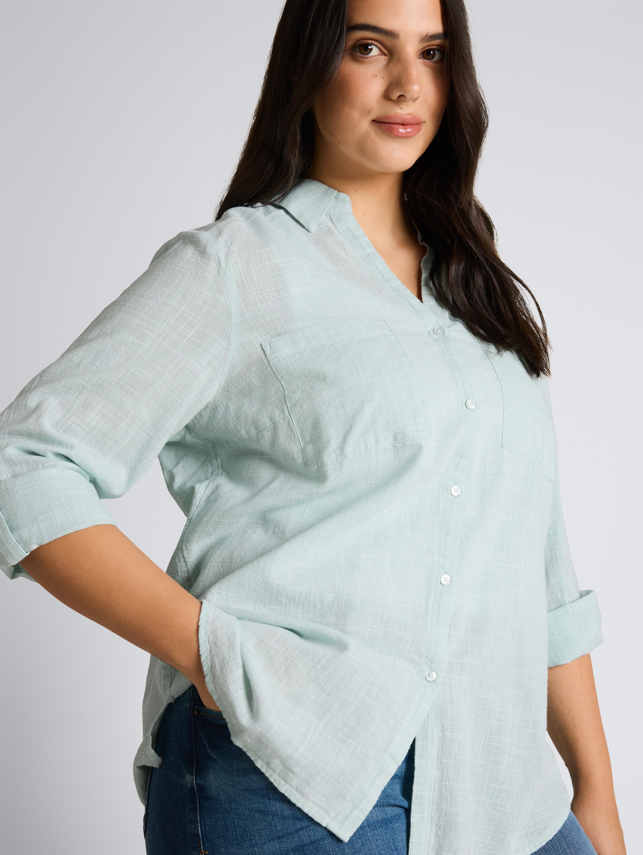 Plus Size - Bluse mit Brusttaschen - new blue haze - Detail-Model-Ansicht