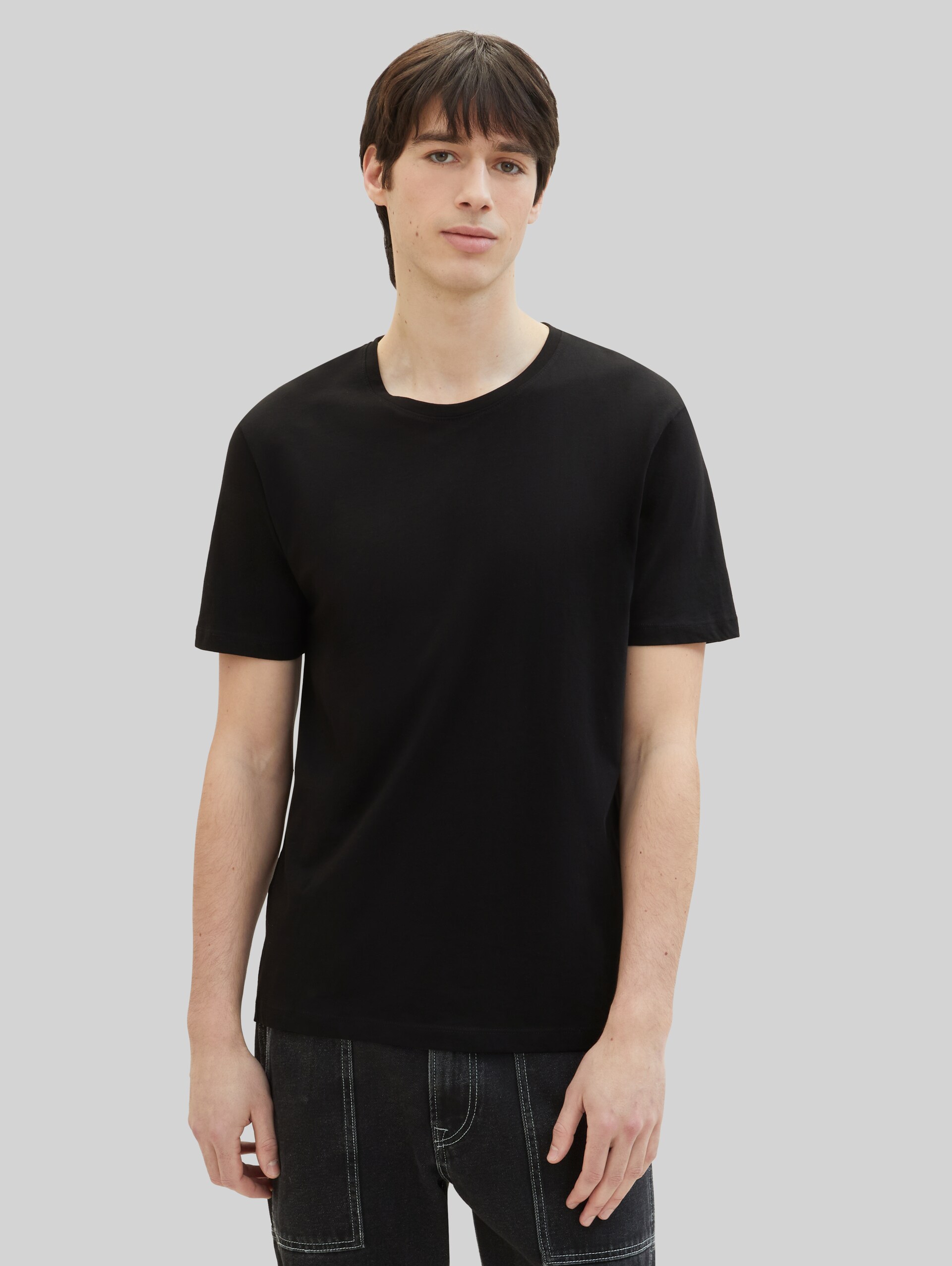 Cotton T-shirts in a pack of 3 - Black - Neckline model front view