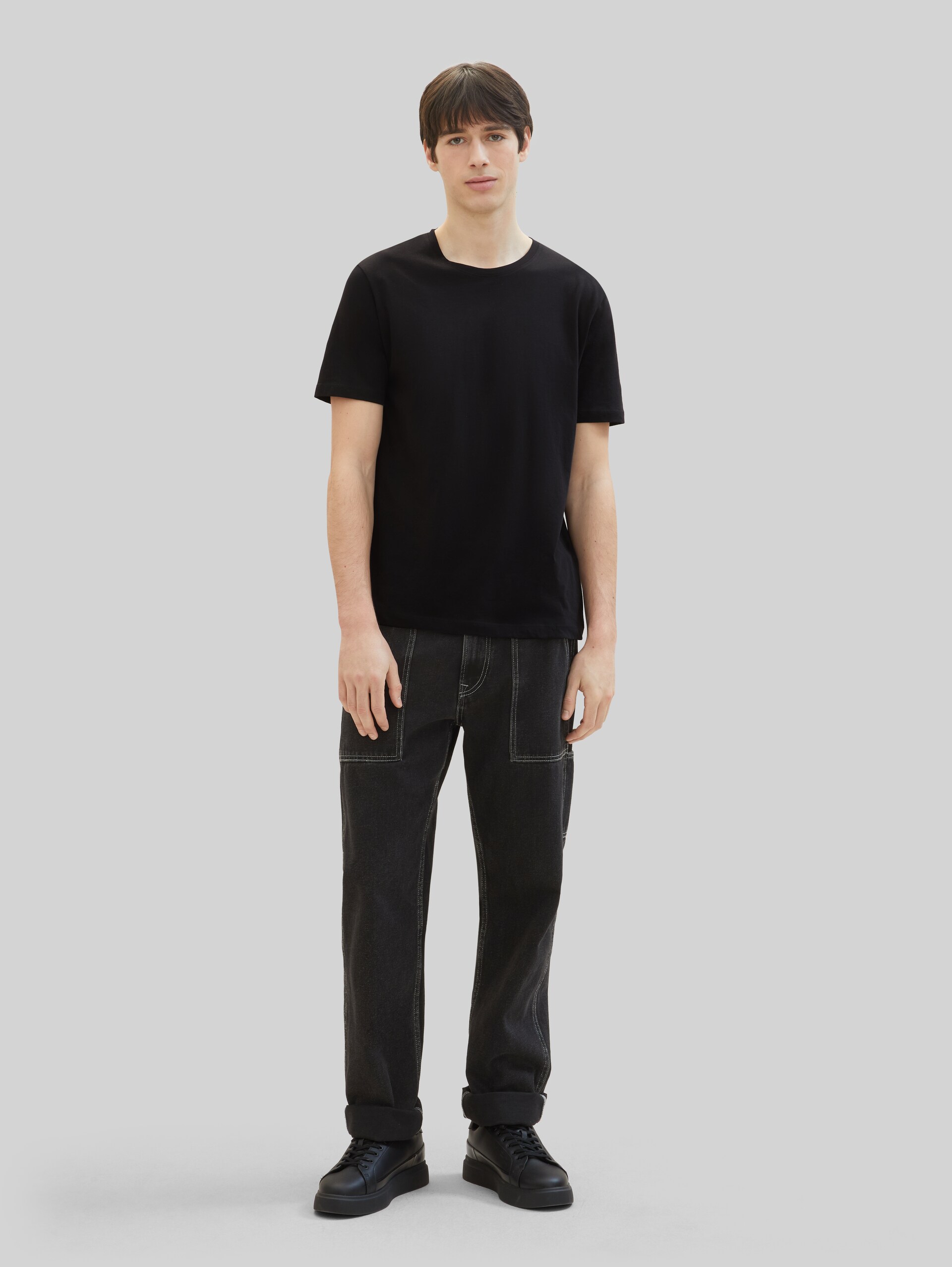 Cotton T-shirts in a pack of 3 - Black - Model front view