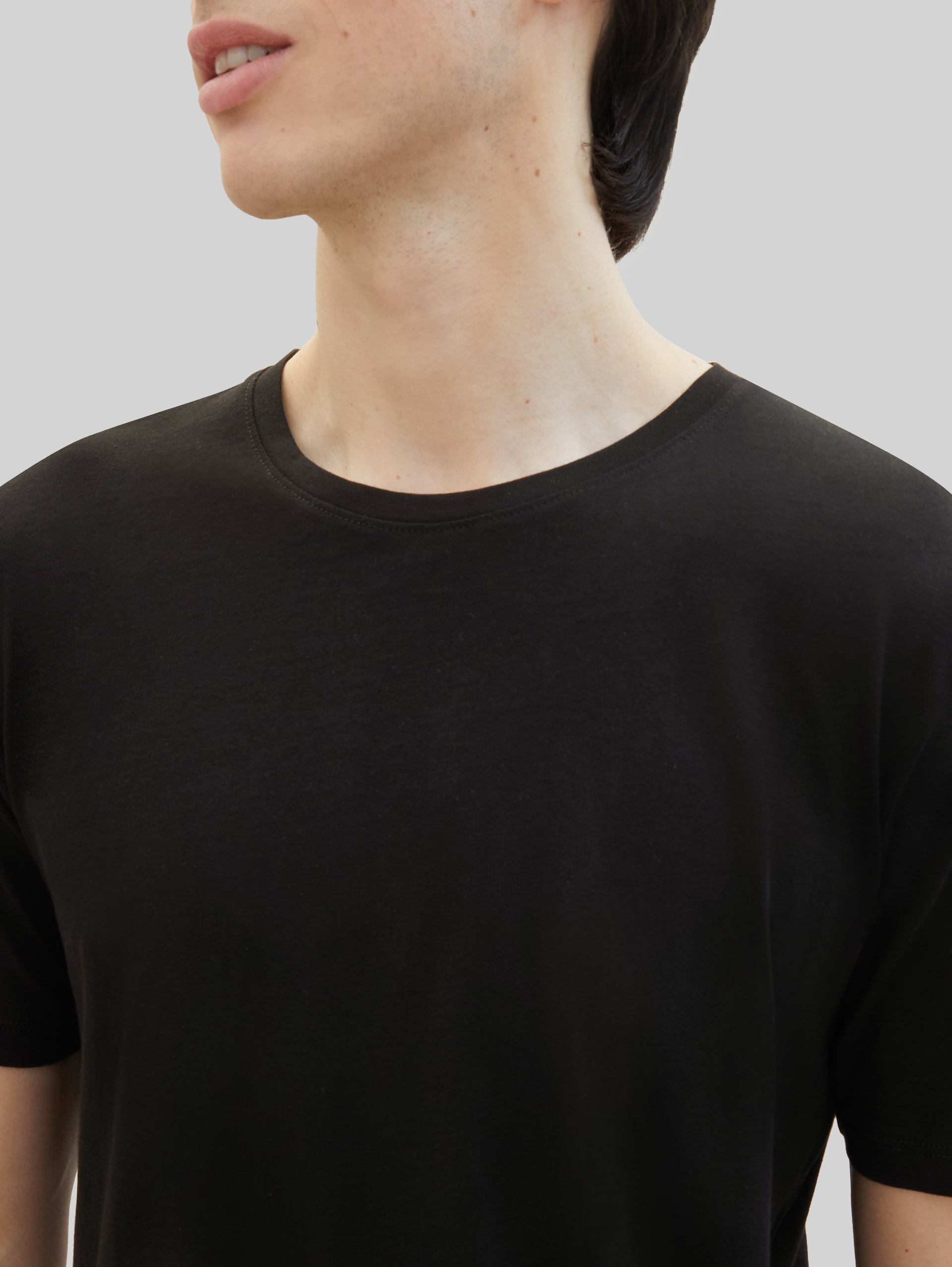 Cotton T-shirts in a pack of 3 - Black - Detail model view