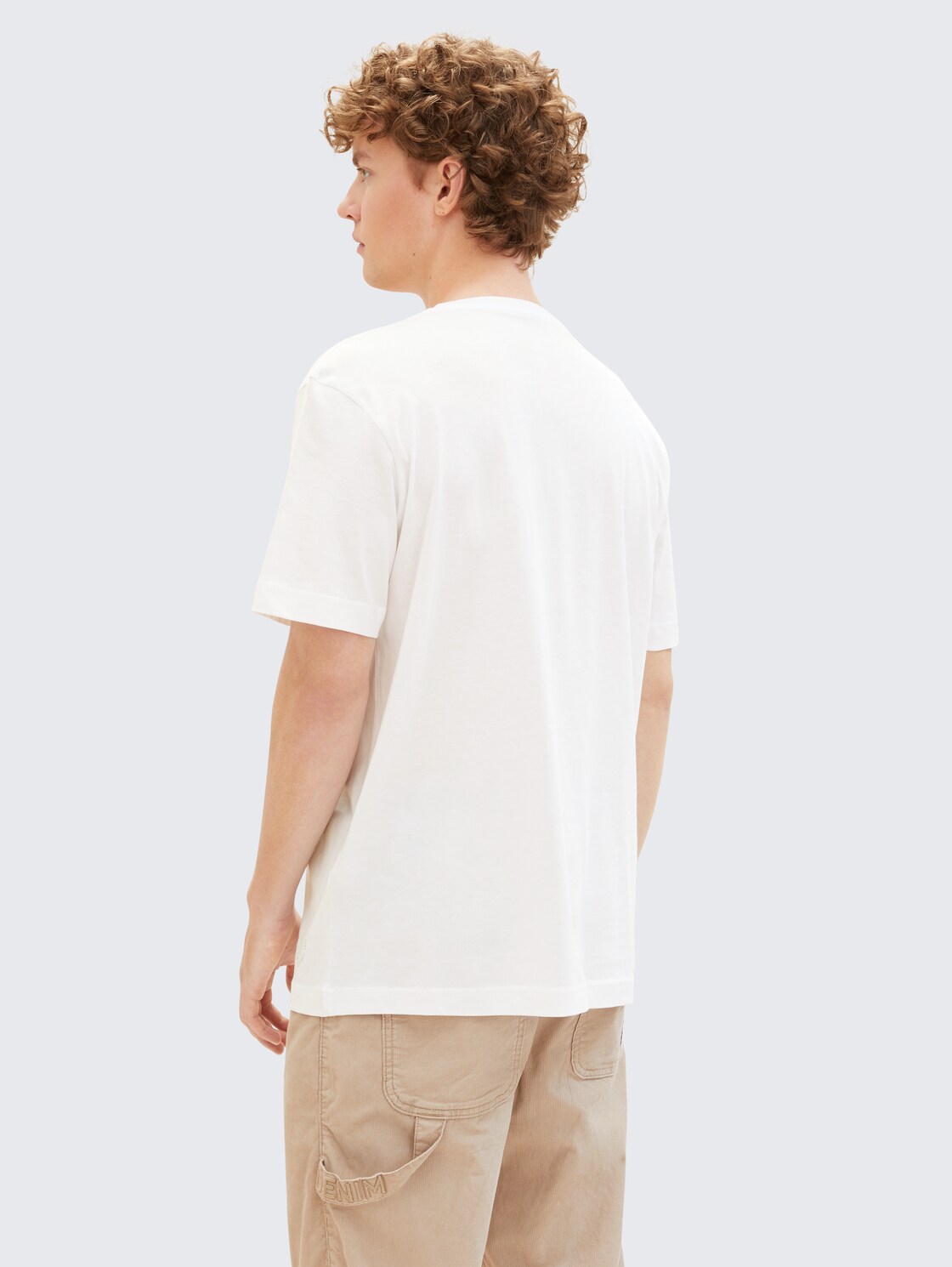 T-Shirts aus Baumwolle im 4er-Pack - White - Auschnitt Model-Rückansicht