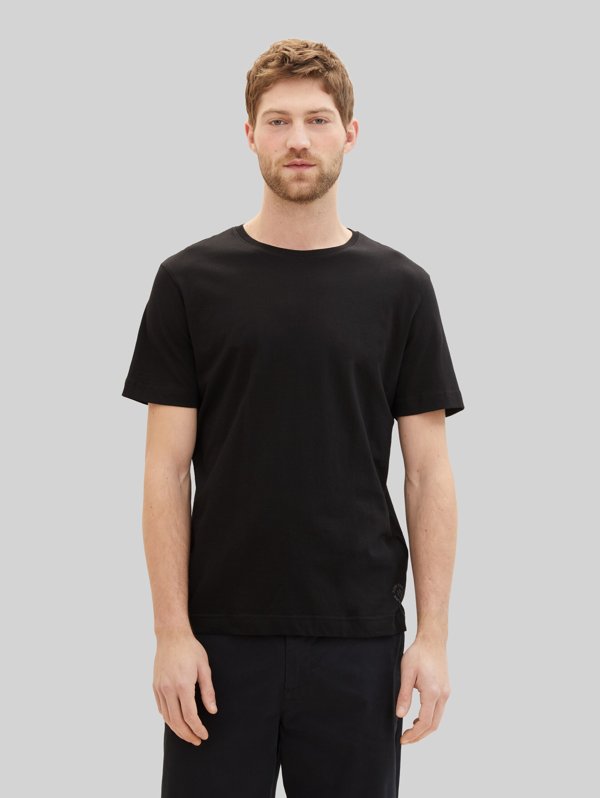 T-Shirts aus Baumwolle im 4er-Pack - Black - Ausschnitt Model-Vorderansicht
