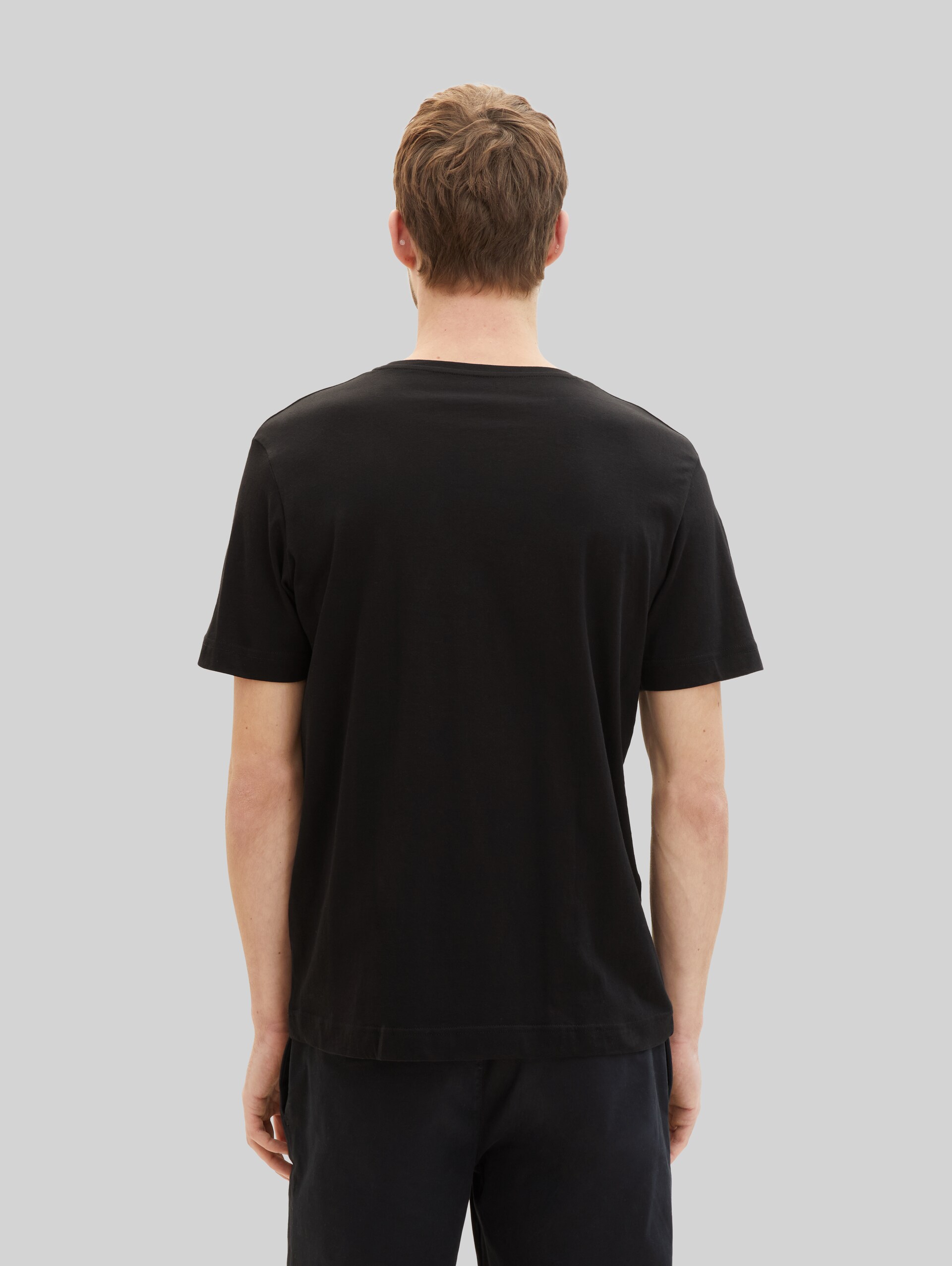 T-Shirts aus Baumwolle im 4er-Pack - Black - Auschnitt Model-Rückansicht