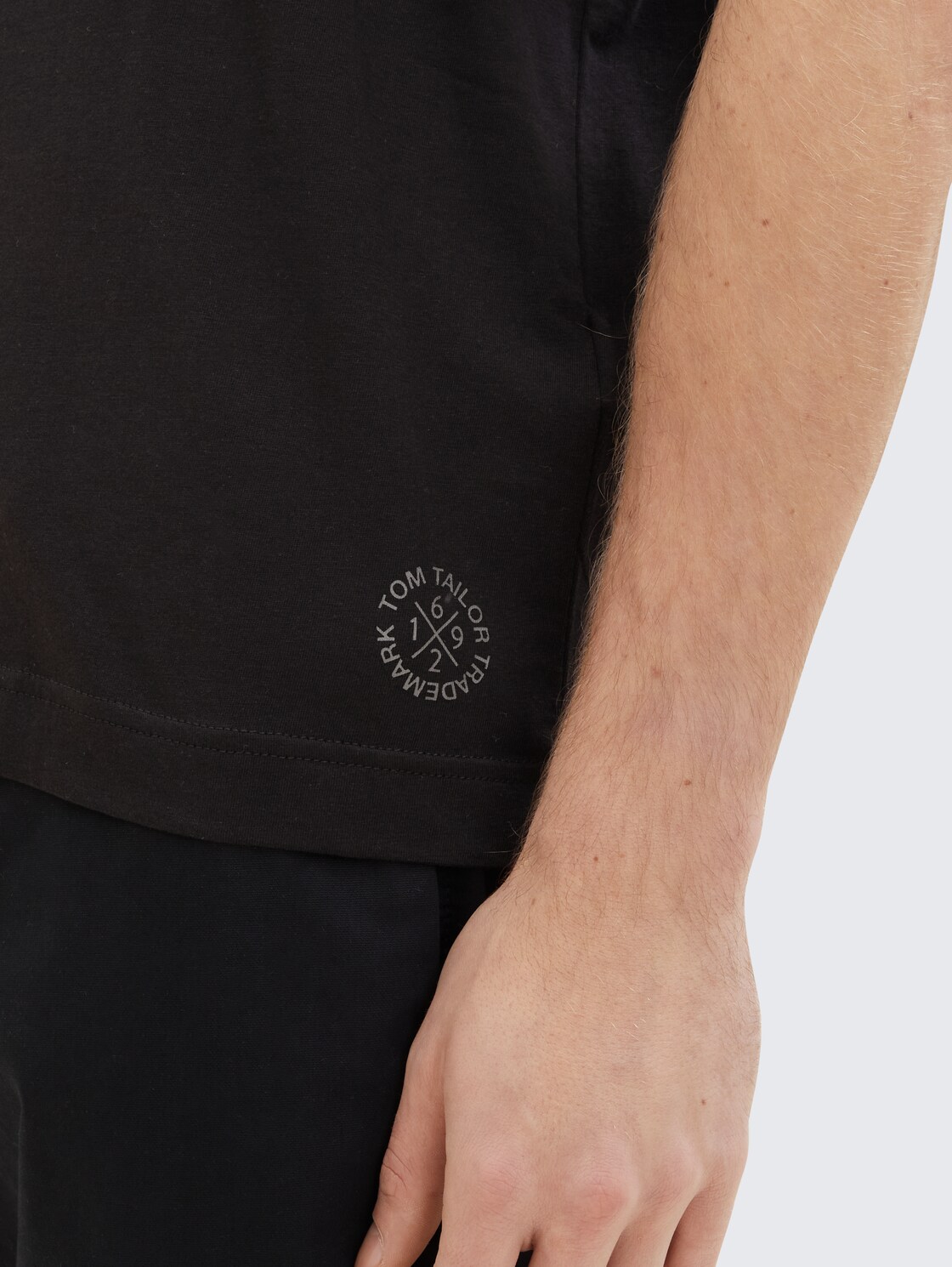 T-Shirts aus Baumwolle im 4er-Pack - Black - Detail-Model-Ansicht