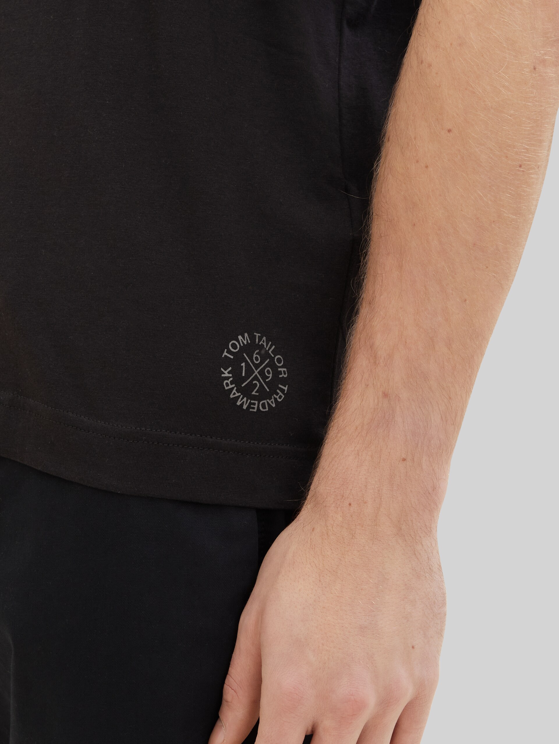 T-Shirts aus Baumwolle im 4er-Pack - Black - Detail-Model-Ansicht