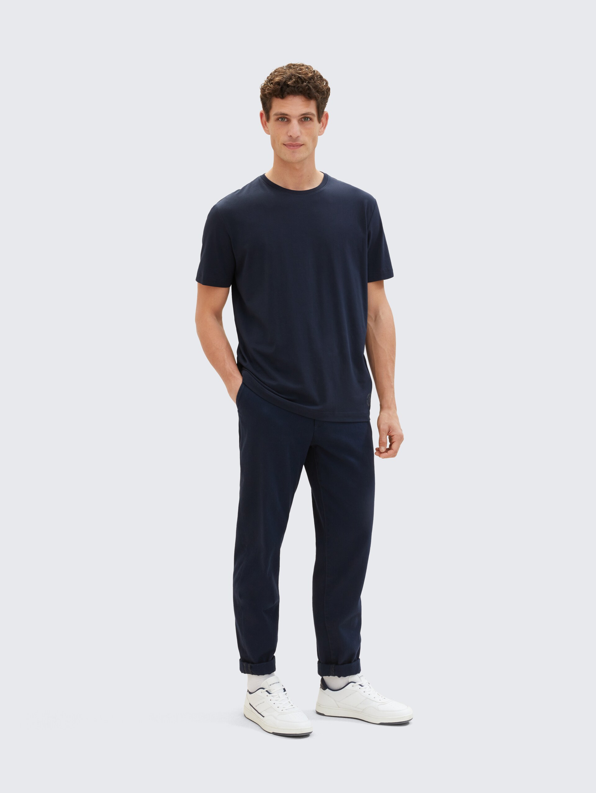 Basic T-shirts in een 2-pack - Dark Blue - Model vooraanzicht