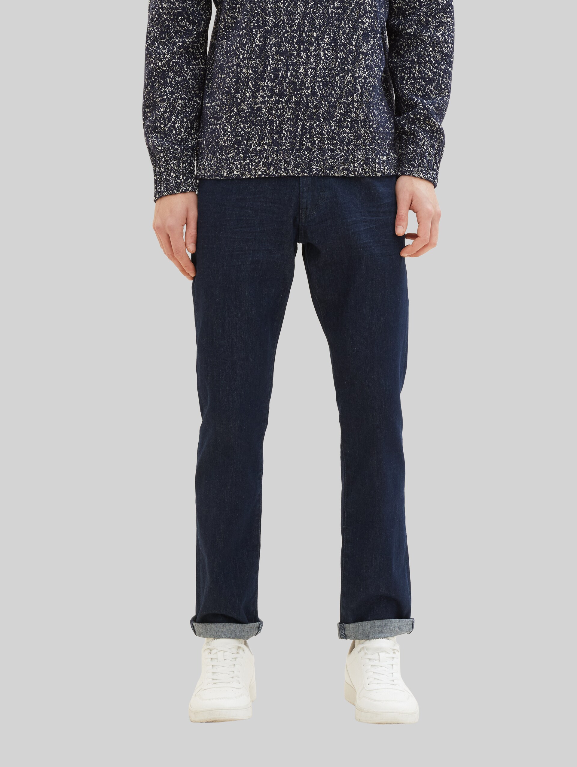 TTMARVIN Straight Jeans - Blue Rinse Denim - Ausschnitt Model-Vorderansicht