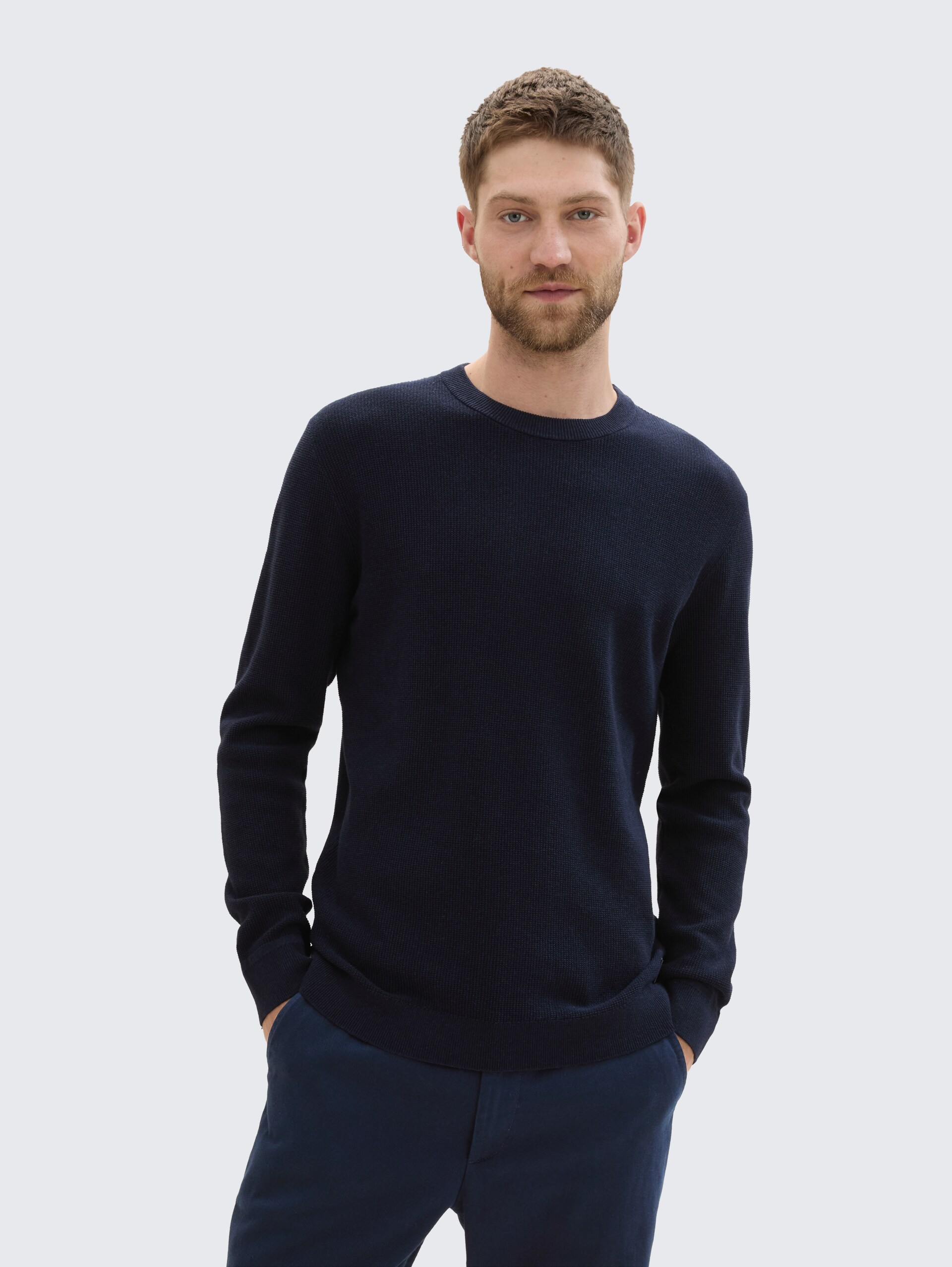 Strickpullover aus Baumwolle - Knitted Navy Melange - Ausschnitt Model-Vorderansicht
