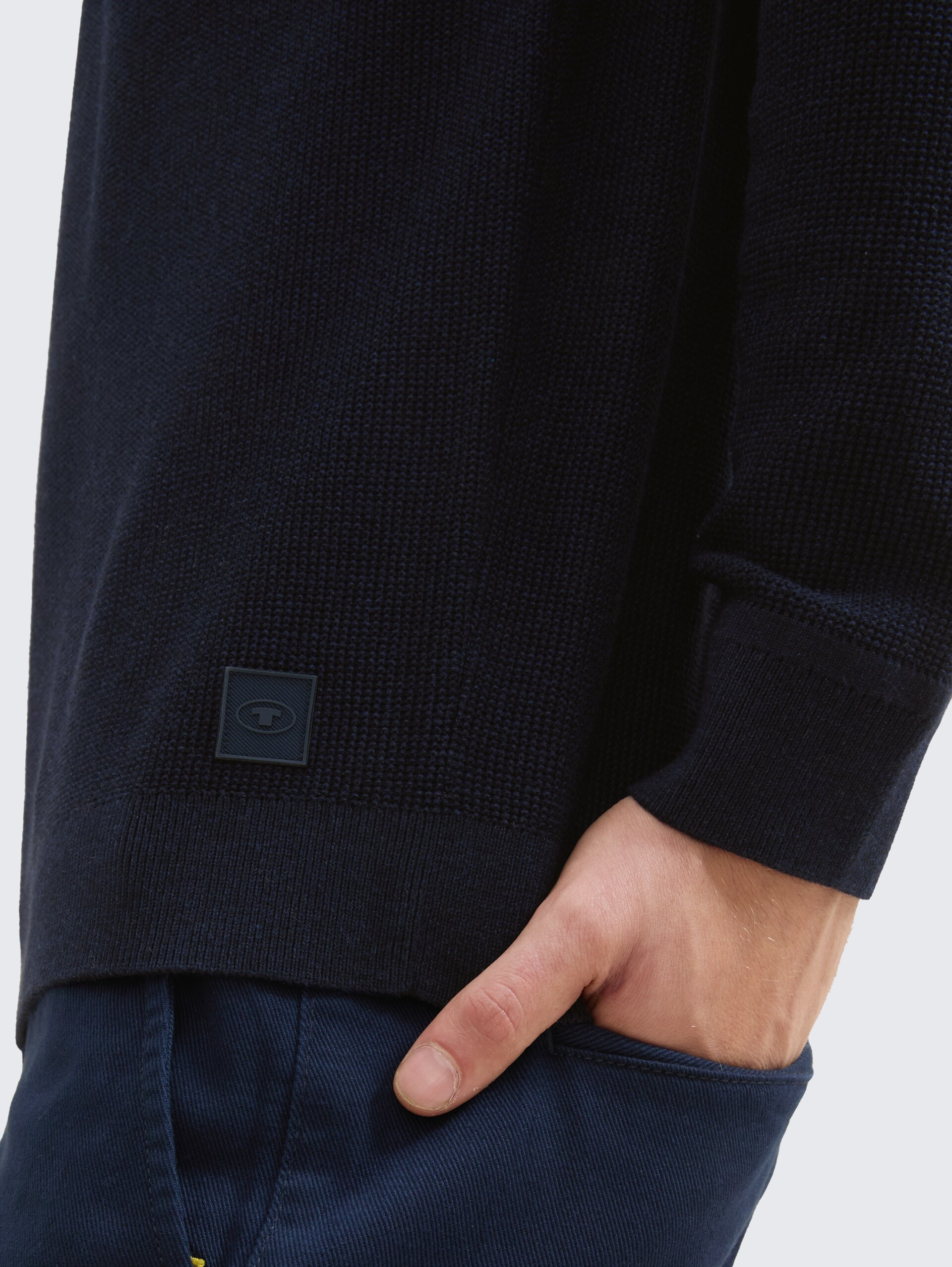 Strickpullover aus Baumwolle - Knitted Navy Melange - Detail-Model-Ansicht