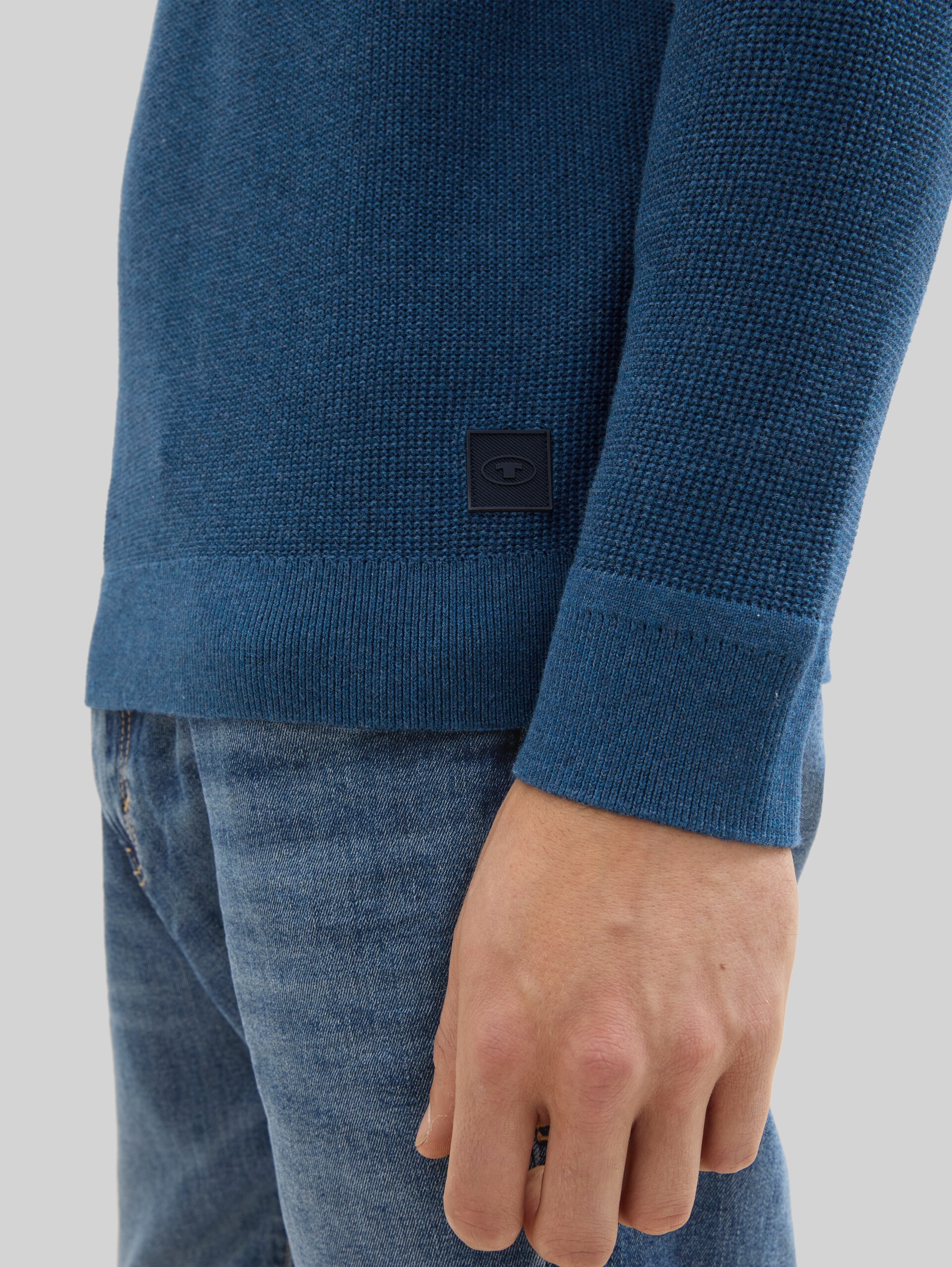 Strickpullover aus Baumwolle - dark teal melange - Detail-Model-Ansicht
