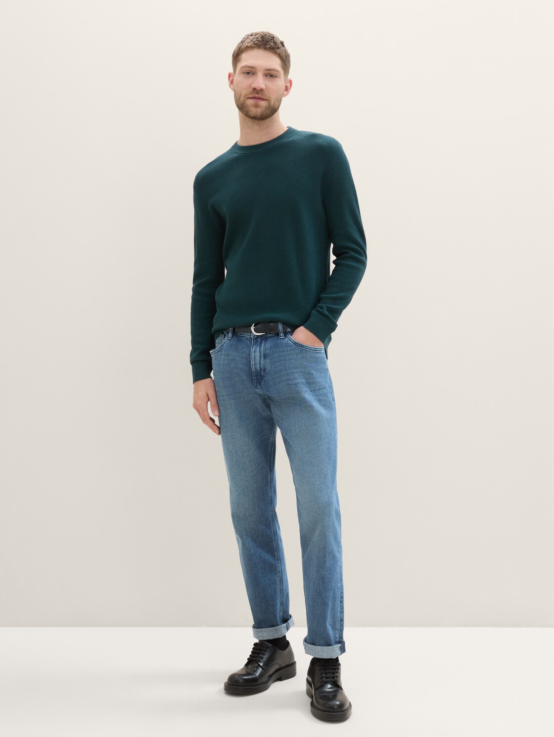 Strickpullover aus Baumwolle - dark tree green melange - Model-Vorderansicht