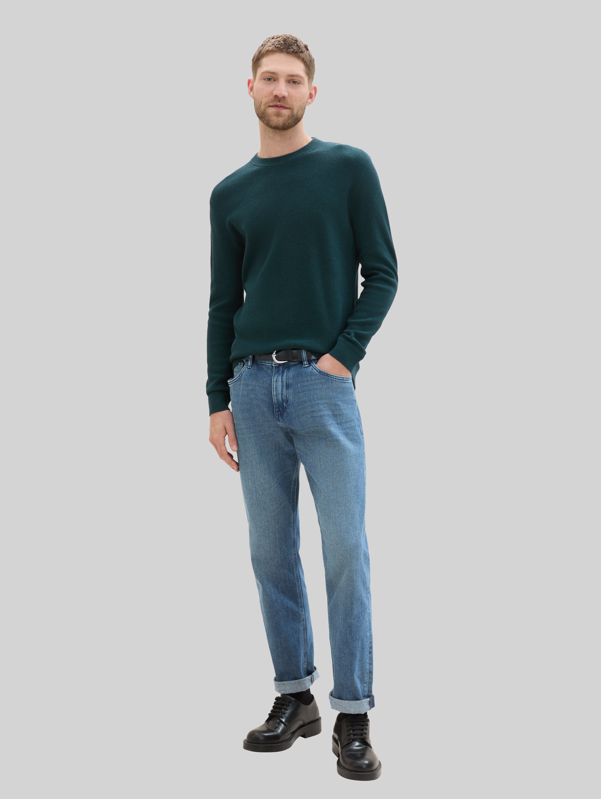 Strickpullover aus Baumwolle - dark tree green melange - Model-Vorderansicht