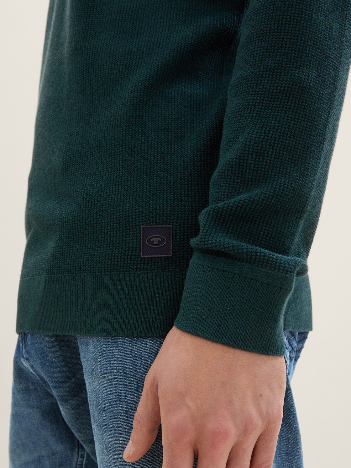 Strickpullover aus Baumwolle - dark tree green melange - Detail-Model-Ansicht