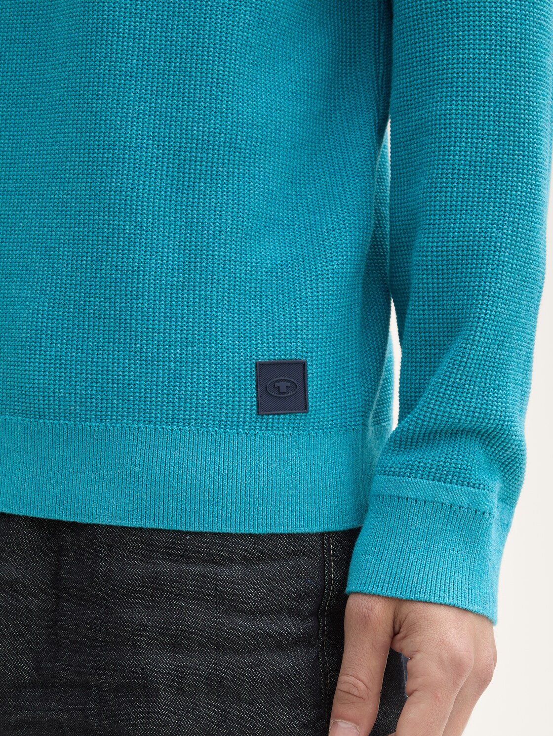 Strickpullover aus Baumwolle - turquoise blue melange - Detail-Model-Ansicht