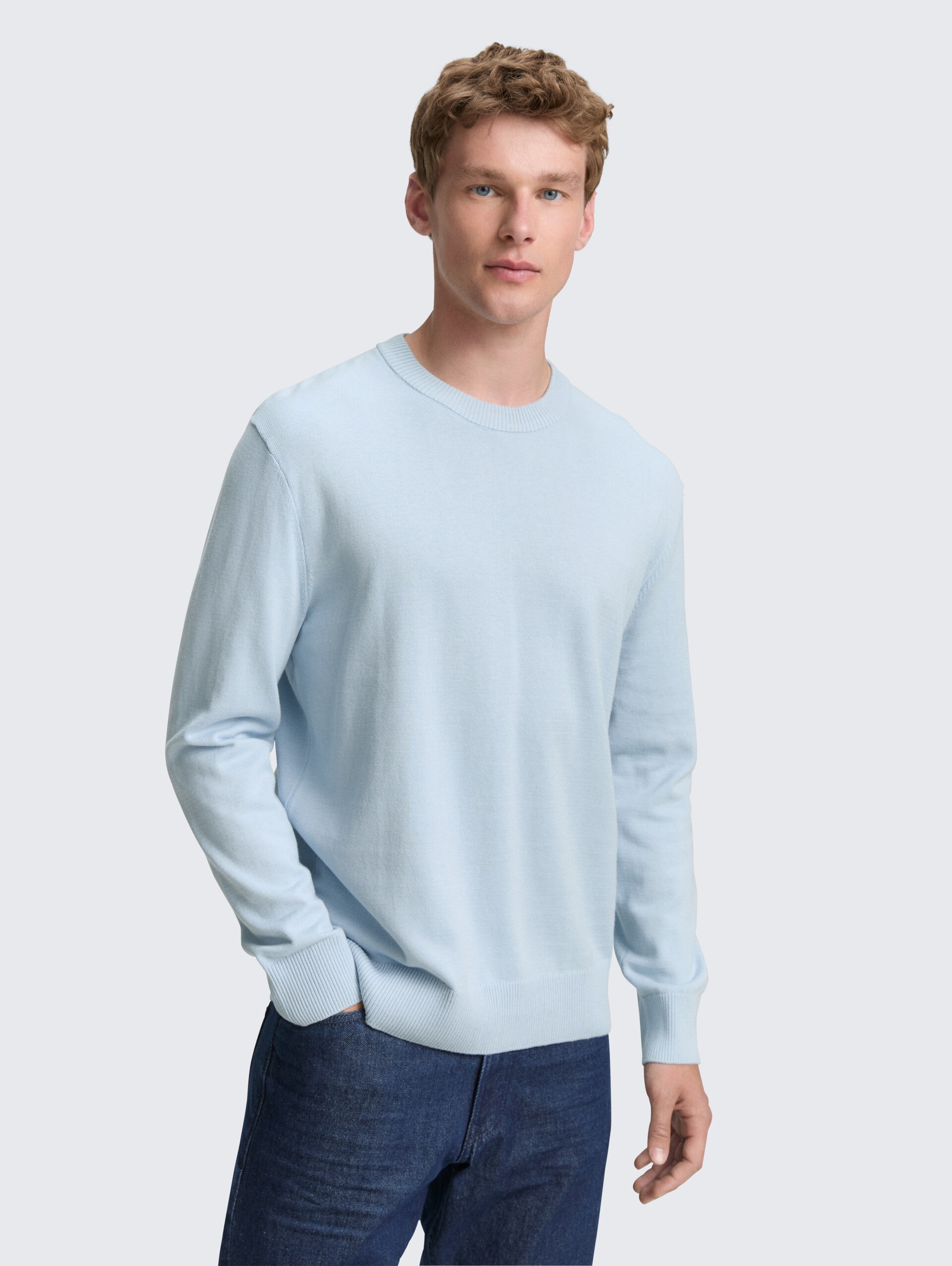 Basic Strickpullover aus Baumwolle - Light Metal Blue - Ausschnitt Model-Vorderansicht