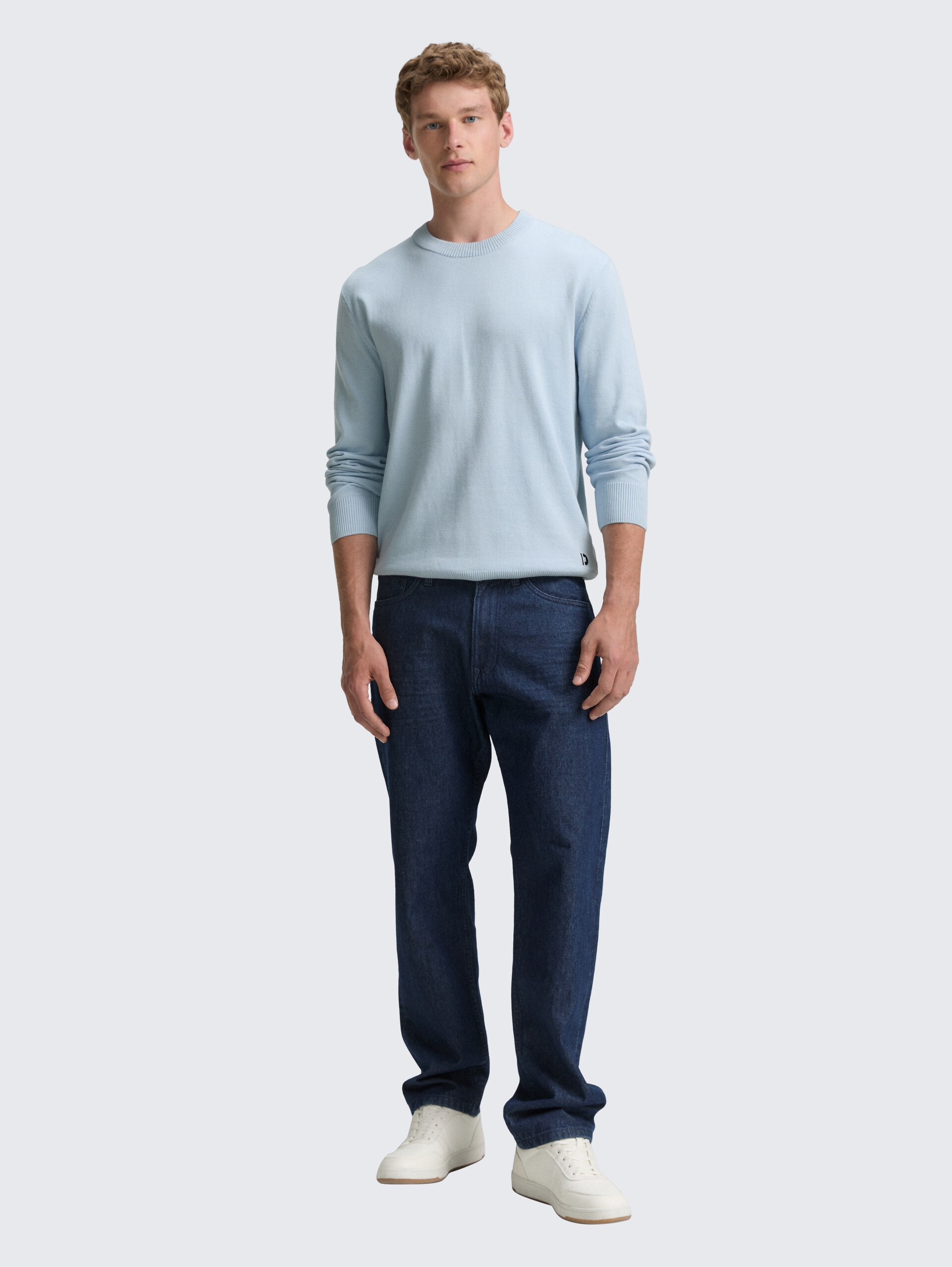 Basic Strickpullover aus Baumwolle - Light Metal Blue - Model-Vorderansicht