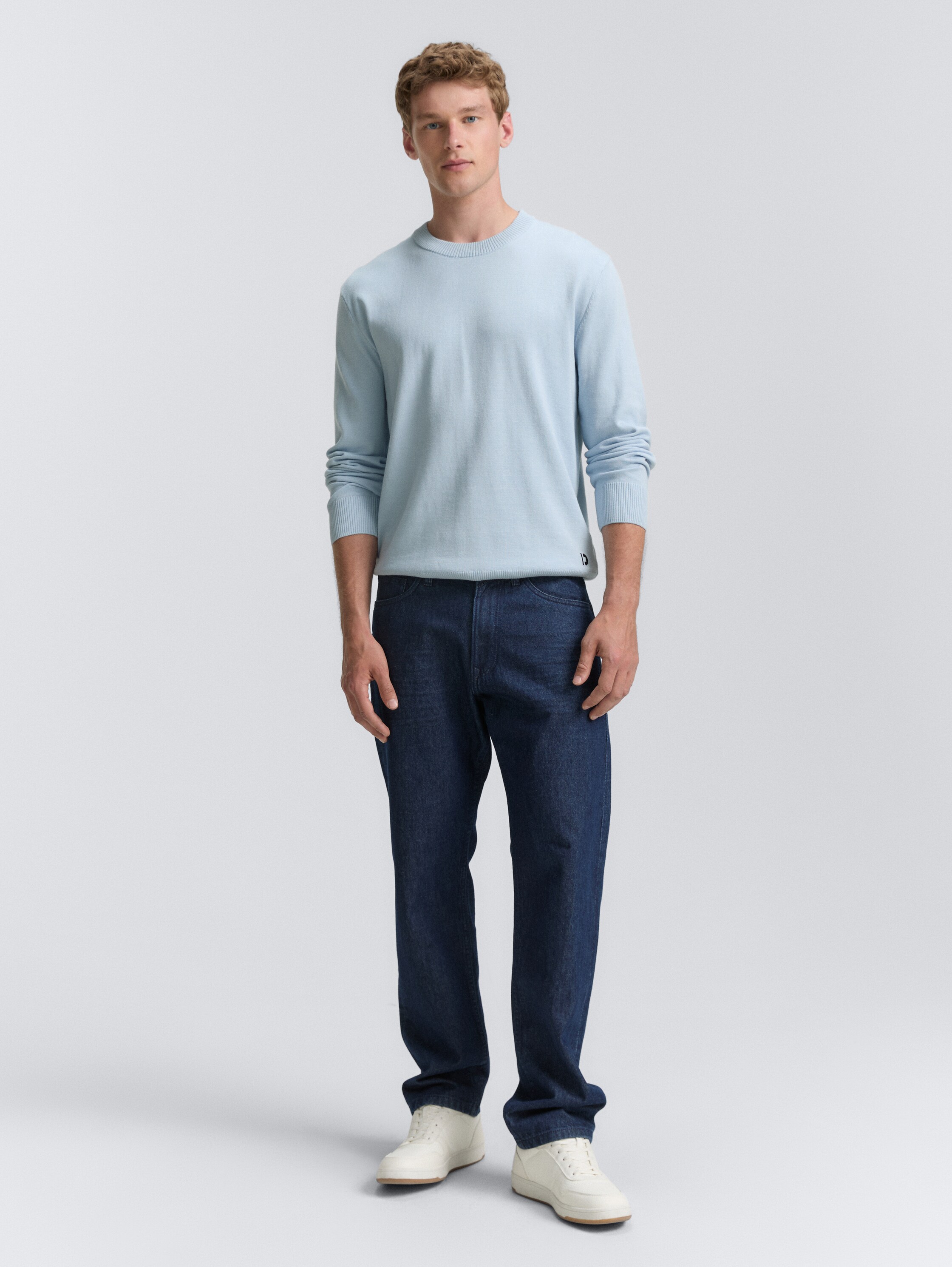 Basic Strickpullover aus Baumwolle - Light Metal Blue - Model-Vorderansicht