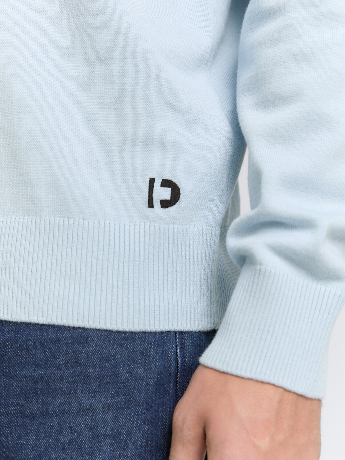 Basic Strickpullover aus Baumwolle - Light Metal Blue - Detail-Model-Ansicht