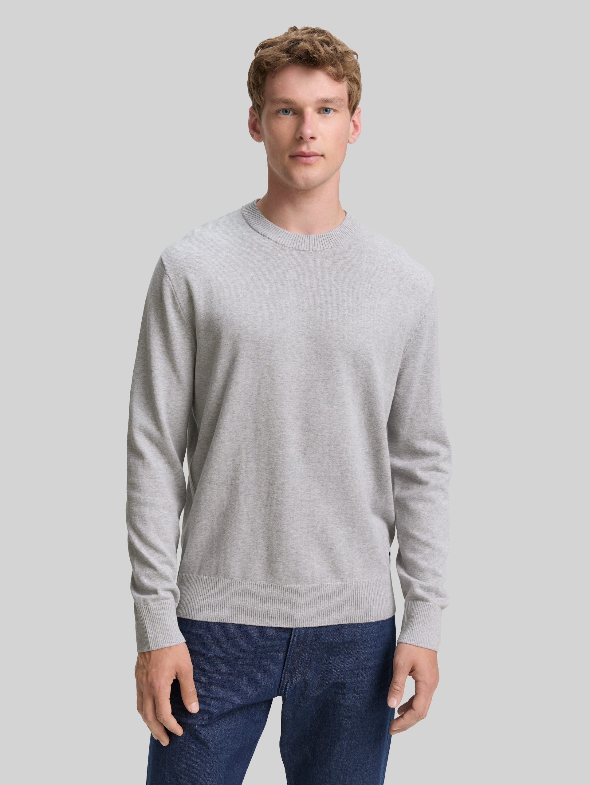 Basic knitted jumper in cotton - Light Stone Grey Melange - Neckline model front view