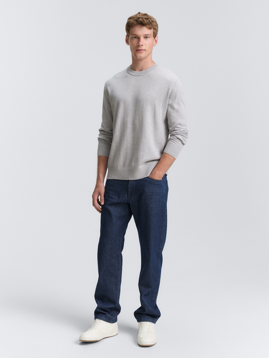 Basic Strickpullover aus Baumwolle - Light Stone Grey Melange - Model-Vorderansicht