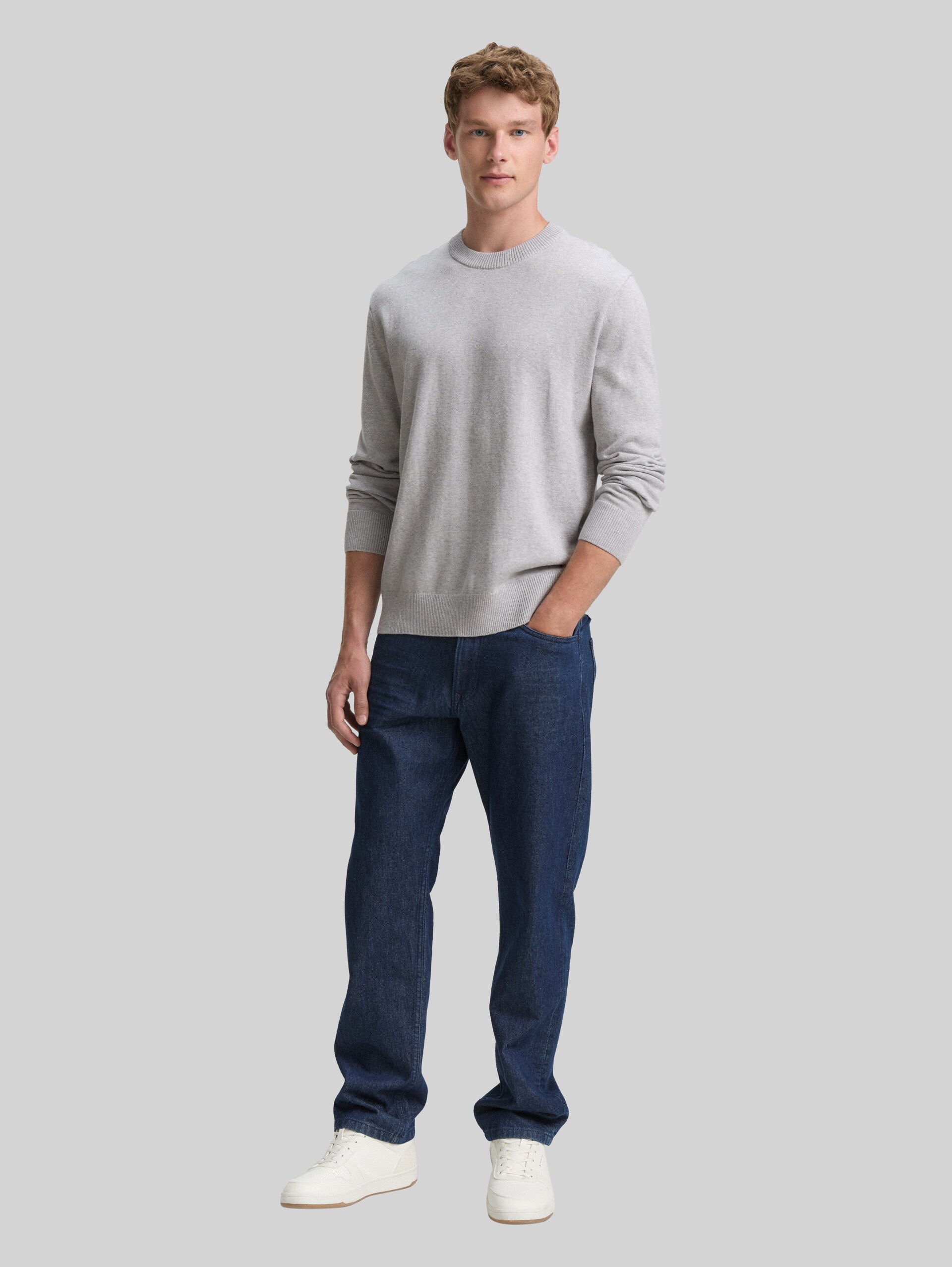 Basic knitted jumper in cotton - Light Stone Grey Melange - Model front view