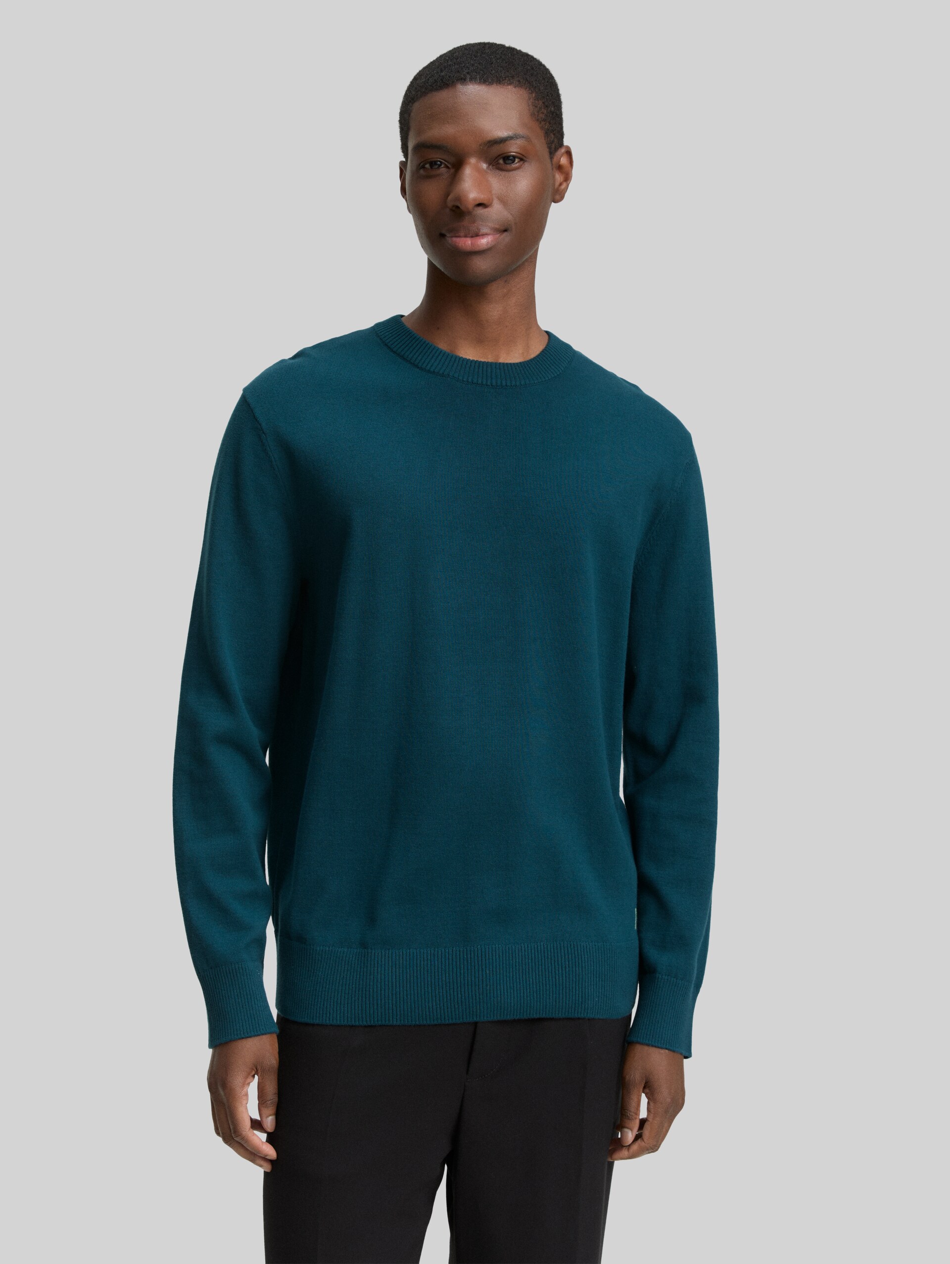 Basic Strickpullover aus Baumwolle - deep pond green - Ausschnitt Model-Vorderansicht